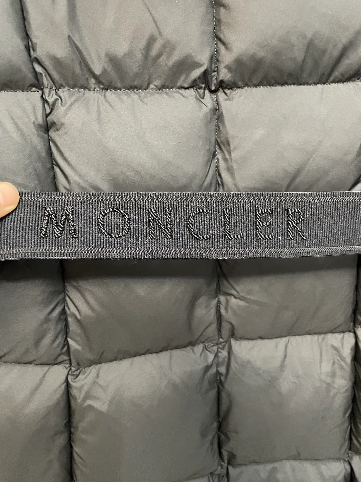 P1000 moncler 🌟New winter product, long women's down jacket (⚠️super-grade duck down filling, tag barcode model number corresponds to the official website, tag has built-in NFC inductive anti-counterfeiting, this filling technology is in the skirt, super downy one) hot style that the fugitive princess must buy. Women's long down jacket interprets classic items with new proportions, showing impeccable fashion style. Product Details Made from polyester, this long down jacket has a slim, wide silhouette with a nipped-in waist and lightweight lining. The sculpted hood adds a finishing touch. Made of polyester lining • Down filled • Adjustable hood • Zipper closure • Zippered pockets • Elastic waist • Logo patch Sizes: 0-3 Fairy