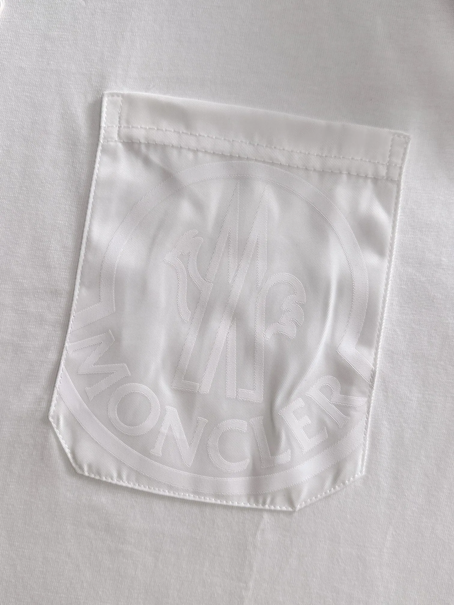 P190 🌸🌸 Moncler 25ss new early spring short-sleeved T-shirt, a must-have item for men and women for daily commuting. The high-strength pure cotton double sand fabric feels heavy when weighed. The upper body is more textured than ordinary T-shirts and is not easy to deform. The loose version design looks noble. ❗Three standards complete❗ Size: xS, S, M, L Color: Picture color