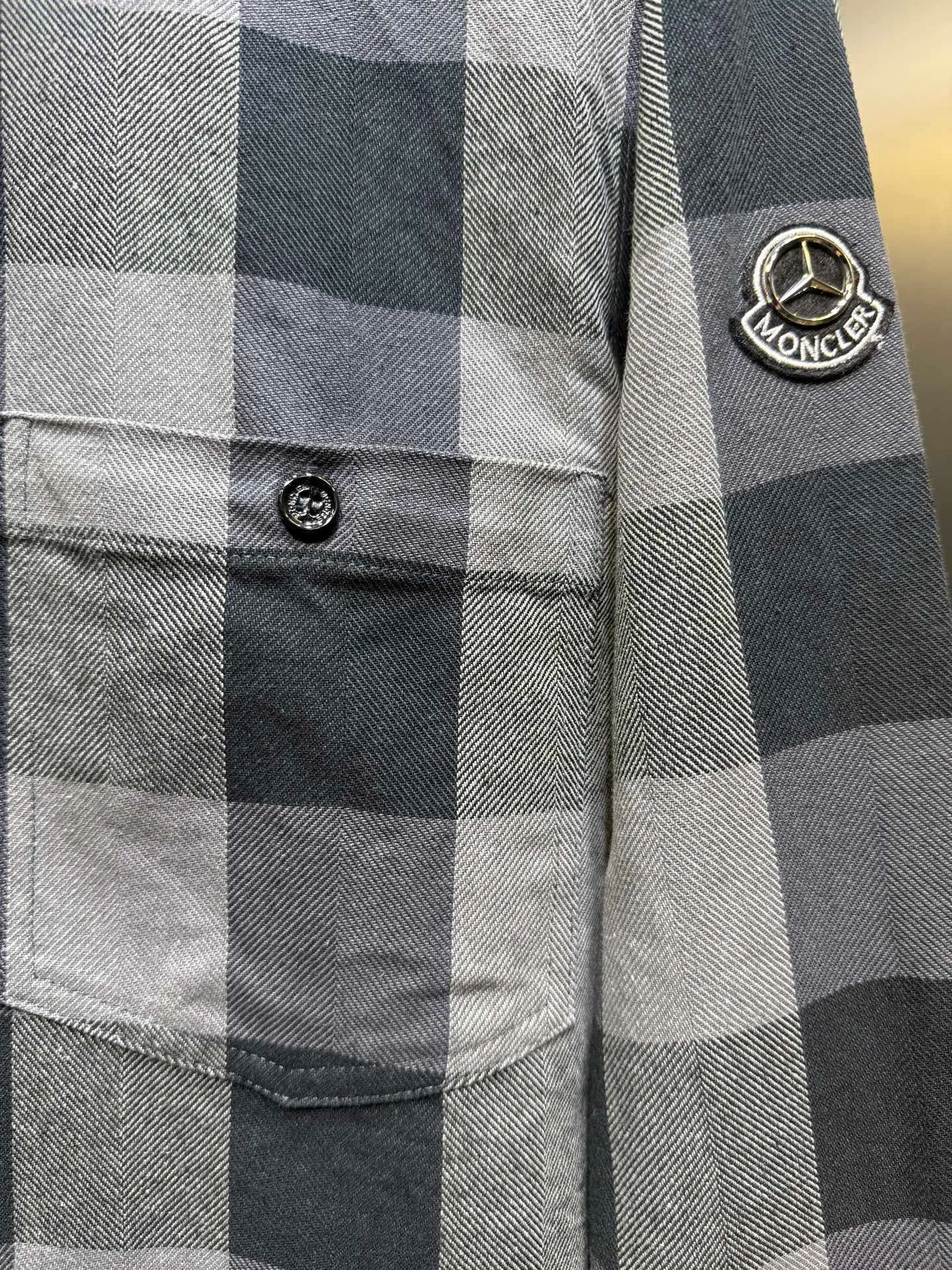 P530 🌟[Top original order] Moncler The co-branded embroidery logo on the sleeves is another dynamic scenery. It is a concentrated imprint of the brand spirit. A sense of high-end exuded from the inside out. A stunning work in the fashion feast. Process 1: Using imported machine embroidery technology. Using advanced computer control systems and precision mechanical components to realize Moncler embroidery operations with high precision and smooth and delicate lines. Process 2: Infrared positioning cutting machine uses infrared transmitters and infrared receivers to achieve precise positioning of materials. The accuracy can reach the micron level. In order to meet the effect of high-precision cutting of plaid alignment (the material loss is extremely high, an average of 10 points per piece is lost, it is time-consuming and labor-intensive, please see the real details for details) Process 3: The fabrics have been sand washed, the texture is better, not easy to deform, not easy to shrink, not easy to fade, and maintain long-term beauty. Accessories: Customized 1:1 Moncler co-branded embroidery logo Customized 1:1 Moncler buttons Customized 1:1 Moncler trademark Version: Loose fit Size: 46 48 50 52