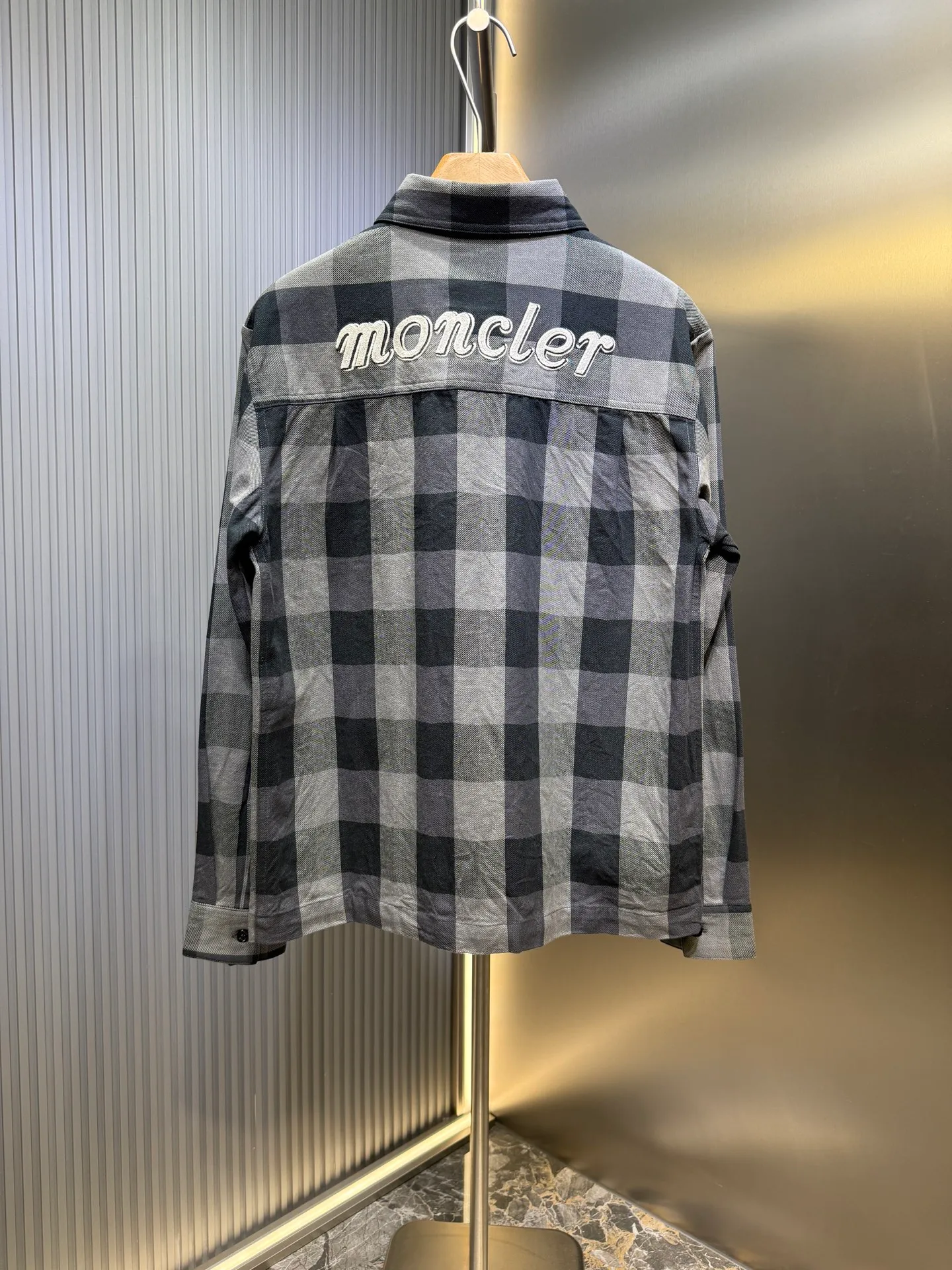 P530 🌟[Top original order] Moncler The co-branded embroidery logo on the sleeves is another dynamic scenery. It is a concentrated imprint of the brand spirit. A sense of high-end exuded from the inside out. A stunning work in the fashion feast. Process 1: Using imported machine embroidery technology. Using advanced computer control systems and precision mechanical components to realize Moncler embroidery operations with high precision and smooth and delicate lines. Process 2: Infrared positioning cutting machine uses infrared transmitters and infrared receivers to achieve precise positioning of materials. The accuracy can reach the micron level. In order to meet the effect of high-precision cutting of plaid alignment (the material loss is extremely high, an average of 10 points per piece is lost, it is time-consuming and labor-intensive, please see the real details for details) Process 3: The fabrics have been sand washed, the texture is better, not easy to deform, not easy to shrink, not easy to fade, and maintain long-term beauty. Accessories: Customized 1:1 Moncler co-branded embroidery logo Customized 1:1 Moncler buttons Customized 1:1 Moncler trademark Version: Loose fit Size: 46 48 50 52