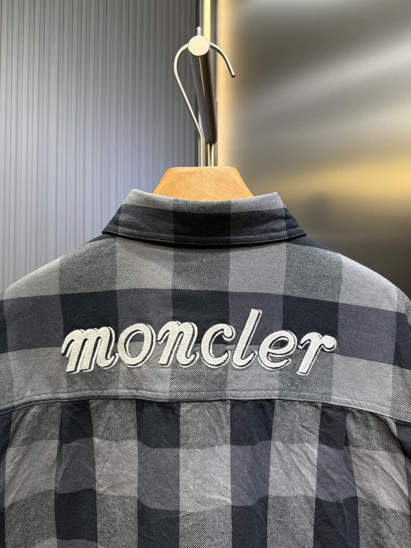 P530 🌟[Top original order] Moncler The co-branded embroidery logo on the sleeves is another dynamic scenery. It is a concentrated imprint of the brand spirit. A sense of high-end exuded from the inside out. A stunning work in the fashion feast. Process 1: Using imported machine embroidery technology. Using advanced computer control systems and precision mechanical components to realize Moncler embroidery operations with high precision and smooth and delicate lines. Process 2: Infrared positioning cutting machine uses infrared transmitters and infrared receivers to achieve precise positioning of materials. The accuracy can reach the micron level. In order to meet the effect of high-precision cutting of plaid alignment (the material loss is extremely high, an average of 10 points per piece is lost, it is time-consuming and labor-intensive, please see the real details for details) Process 3: The fabrics have been sand washed, the texture is better, not easy to deform, not easy to shrink, not easy to fade, and maintain long-term beauty. Accessories: Customized 1:1 Moncler co-branded embroidery logo Customized 1:1 Moncler buttons Customized 1:1 Moncler trademark Version: Loose fit Size: 46 48 50 52