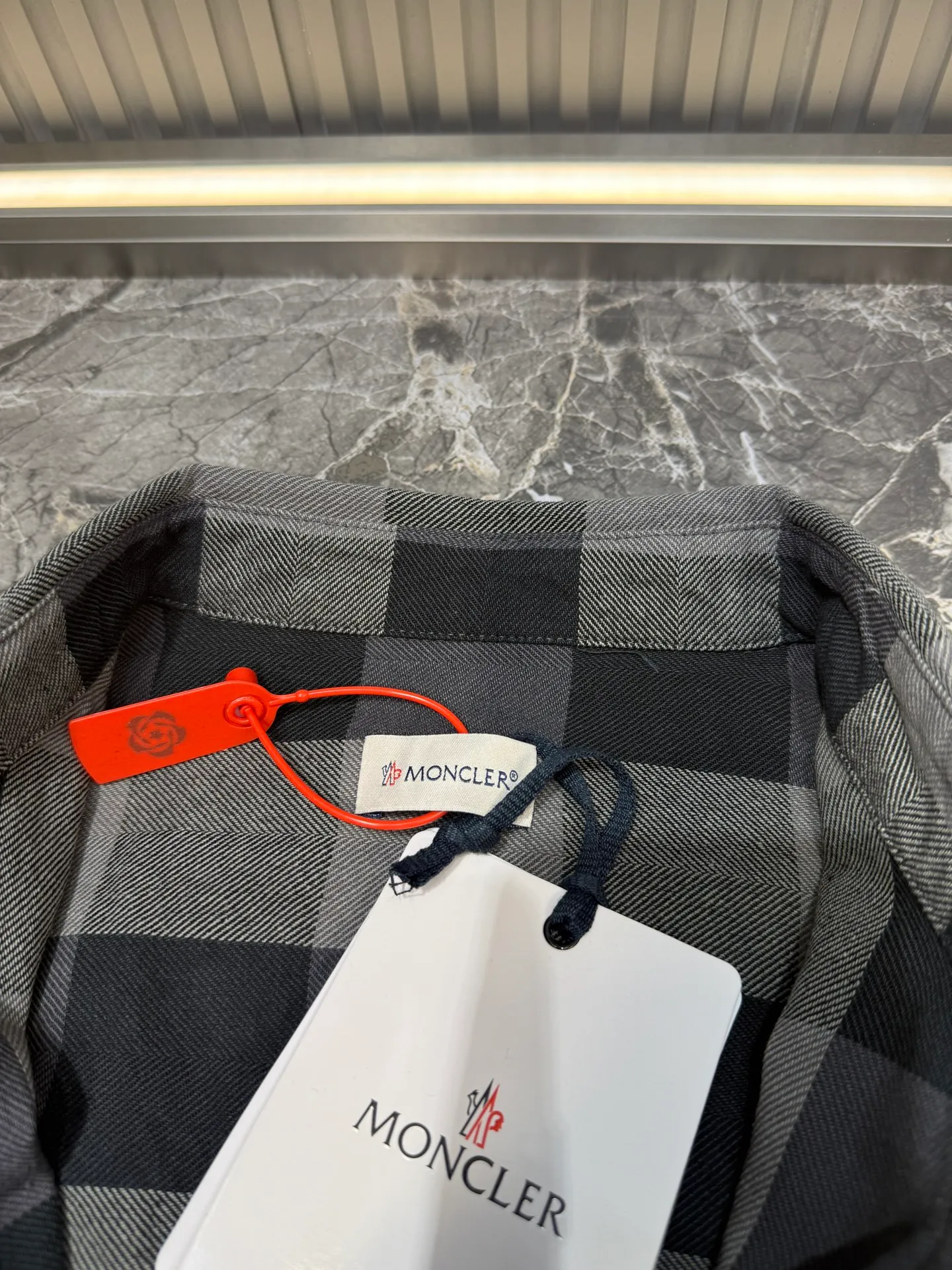 P530 🌟[Top original order] Moncler The co-branded embroidery logo on the sleeves is another dynamic scenery. It is a concentrated imprint of the brand spirit. A sense of high-end exuded from the inside out. A stunning work in the fashion feast. Process 1: Using imported machine embroidery technology. Using advanced computer control systems and precision mechanical components to realize Moncler embroidery operations with high precision and smooth and delicate lines. Process 2: Infrared positioning cutting machine uses infrared transmitters and infrared receivers to achieve precise positioning of materials. The accuracy can reach the micron level. In order to meet the effect of high-precision cutting of plaid alignment (the material loss is extremely high, an average of 10 points per piece is lost, it is time-consuming and labor-intensive, please see the real details for details) Process 3: The fabrics have been sand washed, the texture is better, not easy to deform, not easy to shrink, not easy to fade, and maintain long-term beauty. Accessories: Customized 1:1 Moncler co-branded embroidery logo Customized 1:1 Moncler buttons Customized 1:1 Moncler trademark Version: Loose fit Size: 46 48 50 52