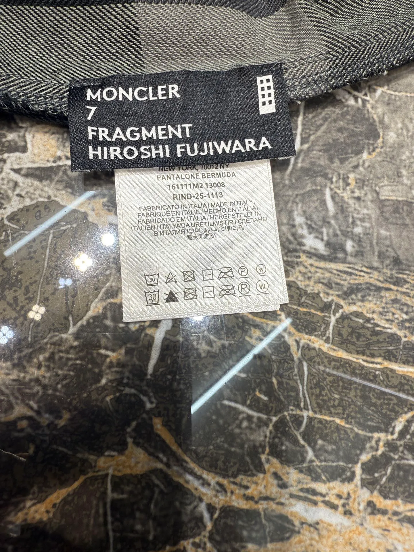 P530 🌟[Top original order] Moncler The co-branded embroidery logo on the sleeves is another dynamic scenery. It is a concentrated imprint of the brand spirit. A sense of high-end exuded from the inside out. A stunning work in the fashion feast. Process 1: Using imported machine embroidery technology. Using advanced computer control systems and precision mechanical components to realize Moncler embroidery operations with high precision and smooth and delicate lines. Process 2: Infrared positioning cutting machine uses infrared transmitters and infrared receivers to achieve precise positioning of materials. The accuracy can reach the micron level. In order to meet the effect of high-precision cutting of plaid alignment (the material loss is extremely high, an average of 10 points per piece is lost, it is time-consuming and labor-intensive, please see the real details for details) Process 3: The fabrics have been sand washed, the texture is better, not easy to deform, not easy to shrink, not easy to fade, and maintain long-term beauty. Accessories: Customized 1:1 Moncler co-branded embroidery logo Customized 1:1 Moncler buttons Customized 1:1 Moncler trademark Version: Loose fit Size: 46 48 50 52