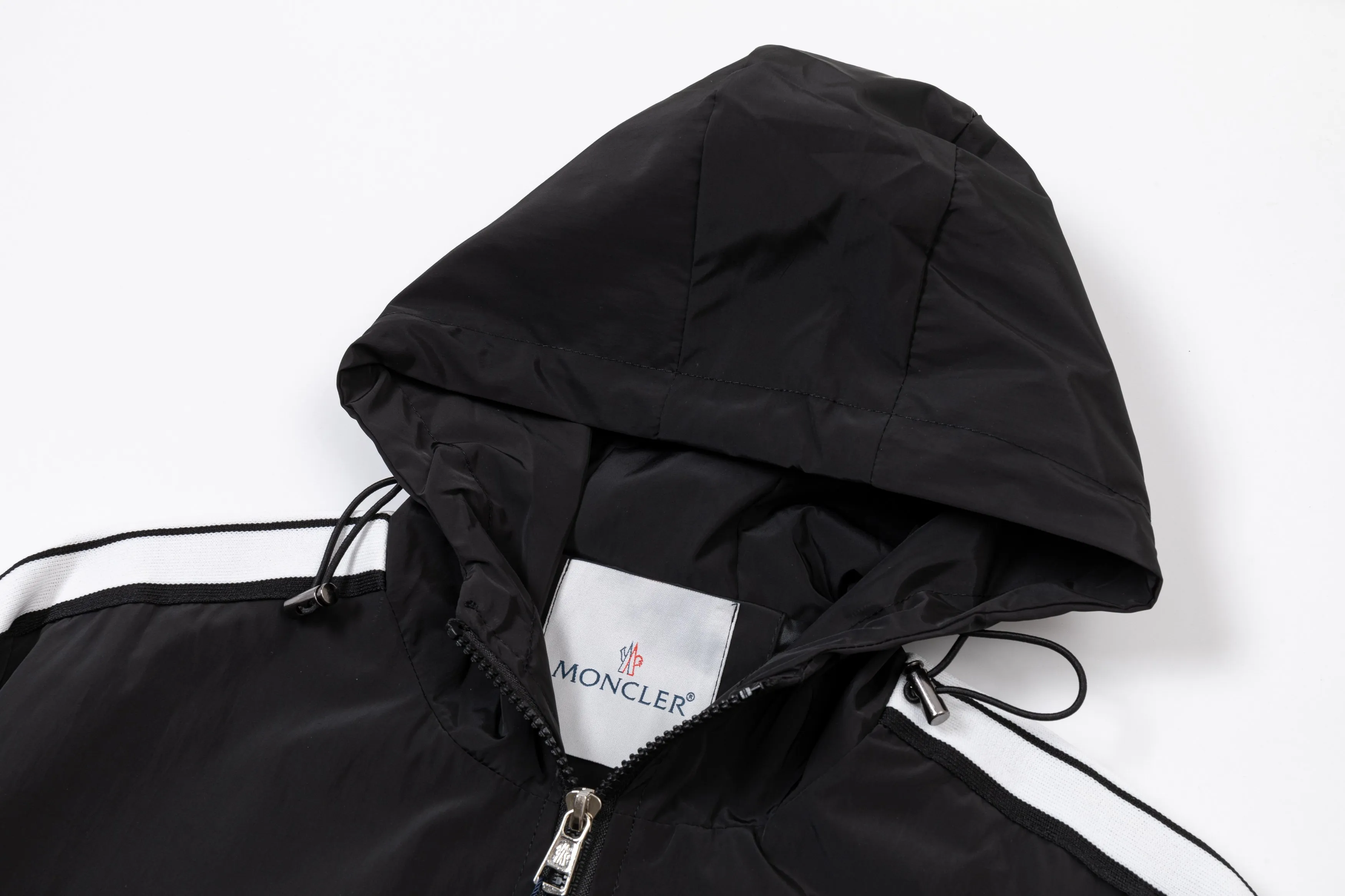 P340 MONCLER 2025 new autumn and winter hooded windbreaker jacket, synchronized with the official website. Stylish style, rigorous workmanship, neat wiring, good upper body effect, original custom-made hardware zipper, code number: M-3XL, color: picture color