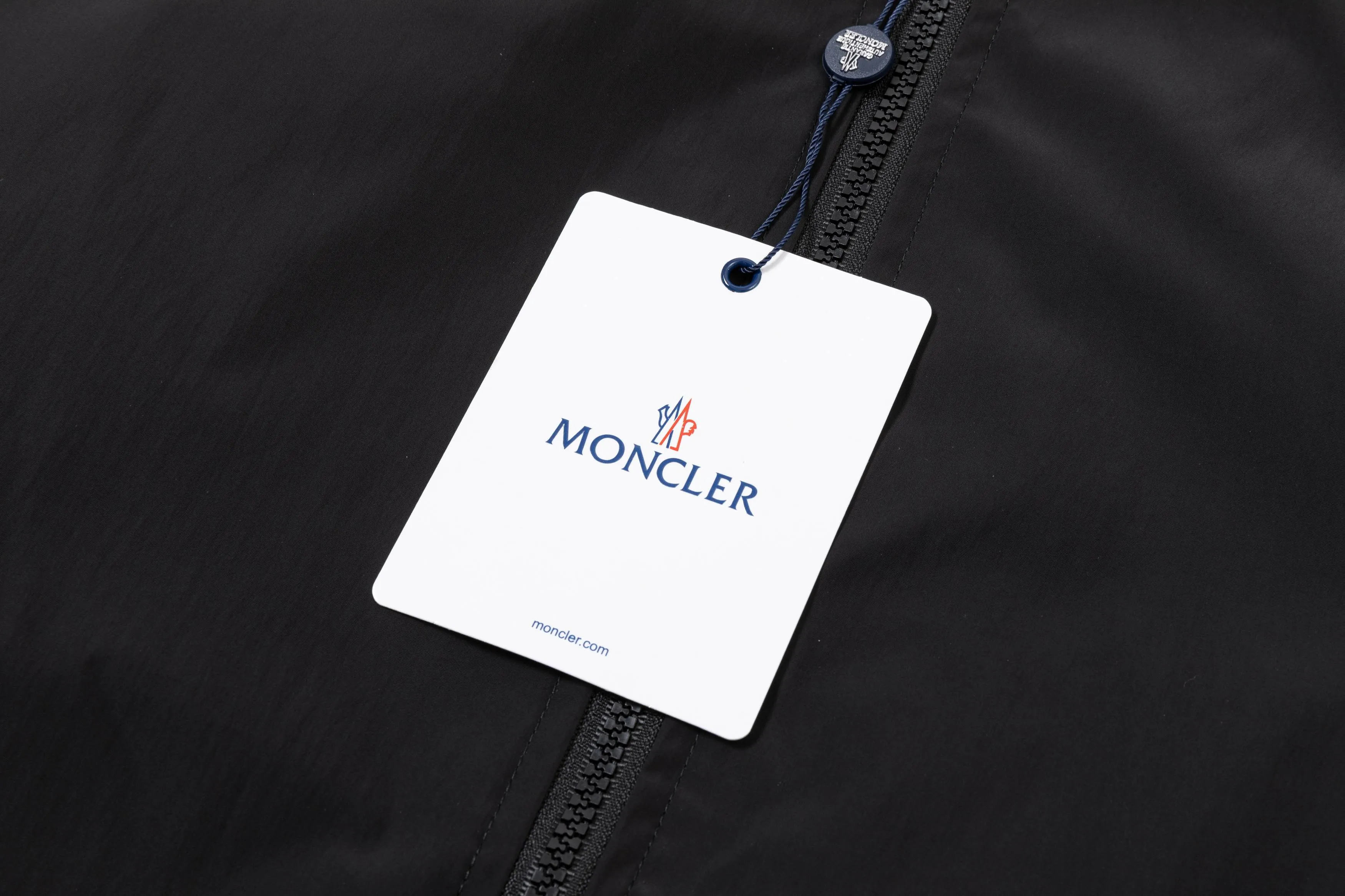 P340 MONCLER 2025 new autumn and winter hooded windbreaker jacket, synchronized with the official website. Stylish style, rigorous workmanship, neat wiring, good upper body effect, original custom-made hardware zipper, code number: M-3XL, color: picture color