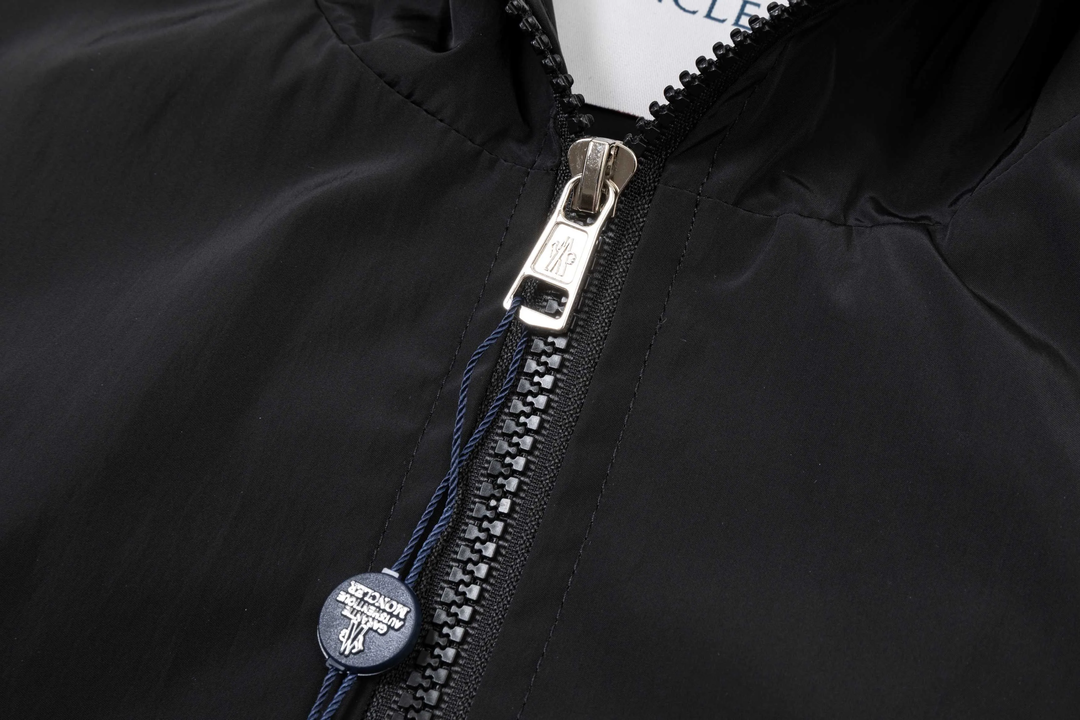 P340 MONCLER 2025 new autumn and winter hooded windbreaker jacket, synchronized with the official website. Stylish style, rigorous workmanship, neat wiring, good upper body effect, original custom-made hardware zipper, code number: M-3XL, color: picture color