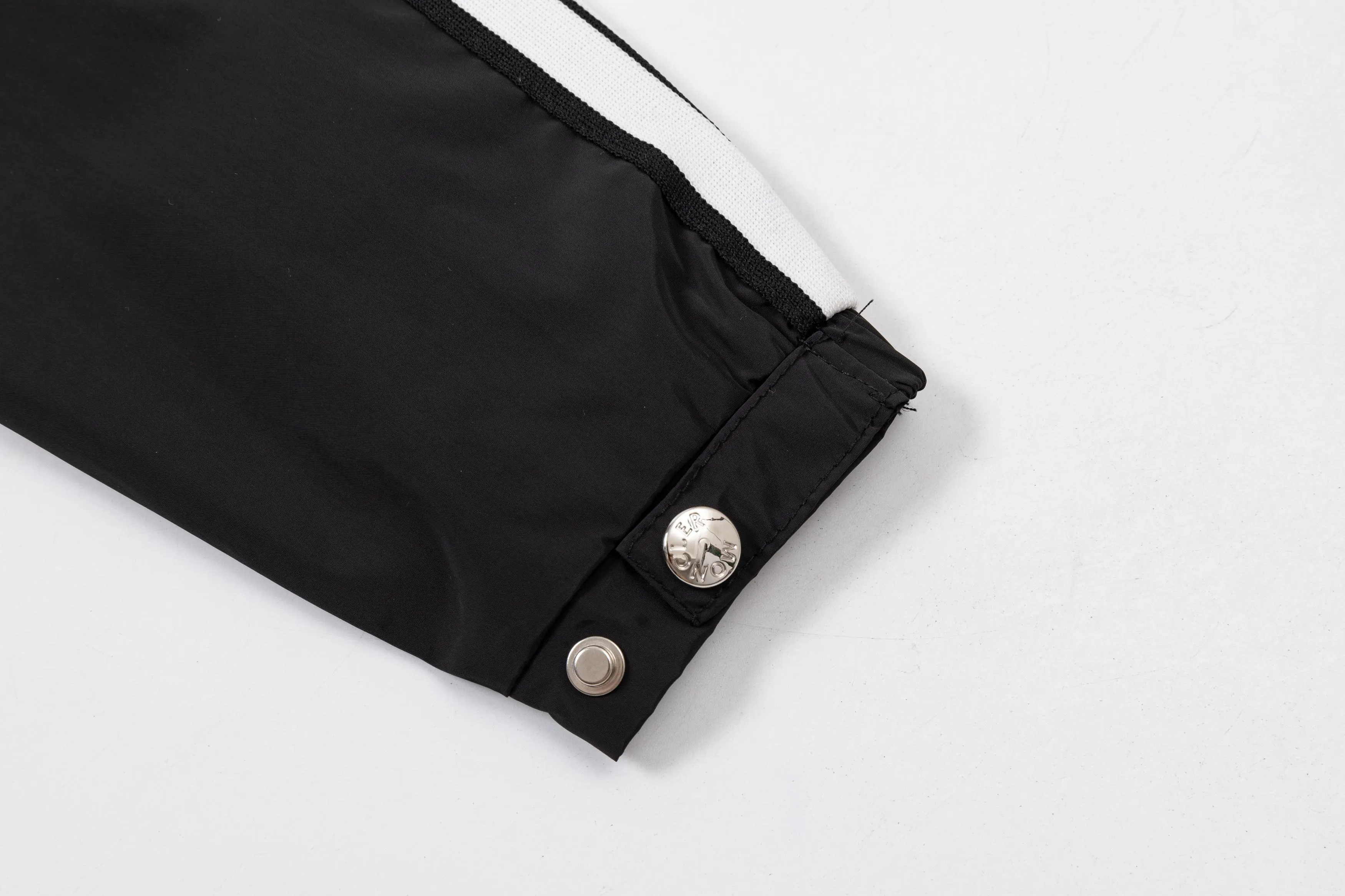 P340 MONCLER 2025 new autumn and winter hooded windbreaker jacket, synchronized with the official website. Stylish style, rigorous workmanship, neat wiring, good upper body effect, original custom-made hardware zipper, code number: M-3XL, color: picture color