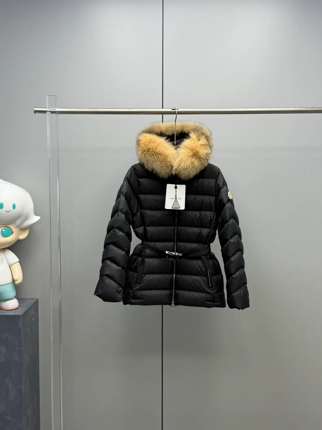 P1180 MONCLER 2025FW Women's Cupidone Large Fur Collar Small Waist Slim Belt Hooded Down Jacket Three-dimensional girdle design: innovatively uses an adjustable belt to accurately outline women's waist curves, effectively enhance the waistline, reshape the golden body proportions, and completely bid farewell to the bloated feeling of traditional down jackets. A-line micro silhouette: tall and straight upper body, slightly flared hem, elegance and agility coexist. Symbol of luxury | Oversized fur collar, choose a large fur collar: The brim of the hat is decorated with a luxurious and fluffy large fur collar, which not only provides the ultimate in warmth and care, but also demonstrates extraordinary taste and strong aura. High-quality fleece core: uniform fleece filling and temperature locking technology to ensure that it remains warm as spring in extremely cold environments. Whether paired with skinny jeans to create a casual fashion, or worn under a dress to show elegance. Color: Milky white, brown, black Size: 1-2-3-4