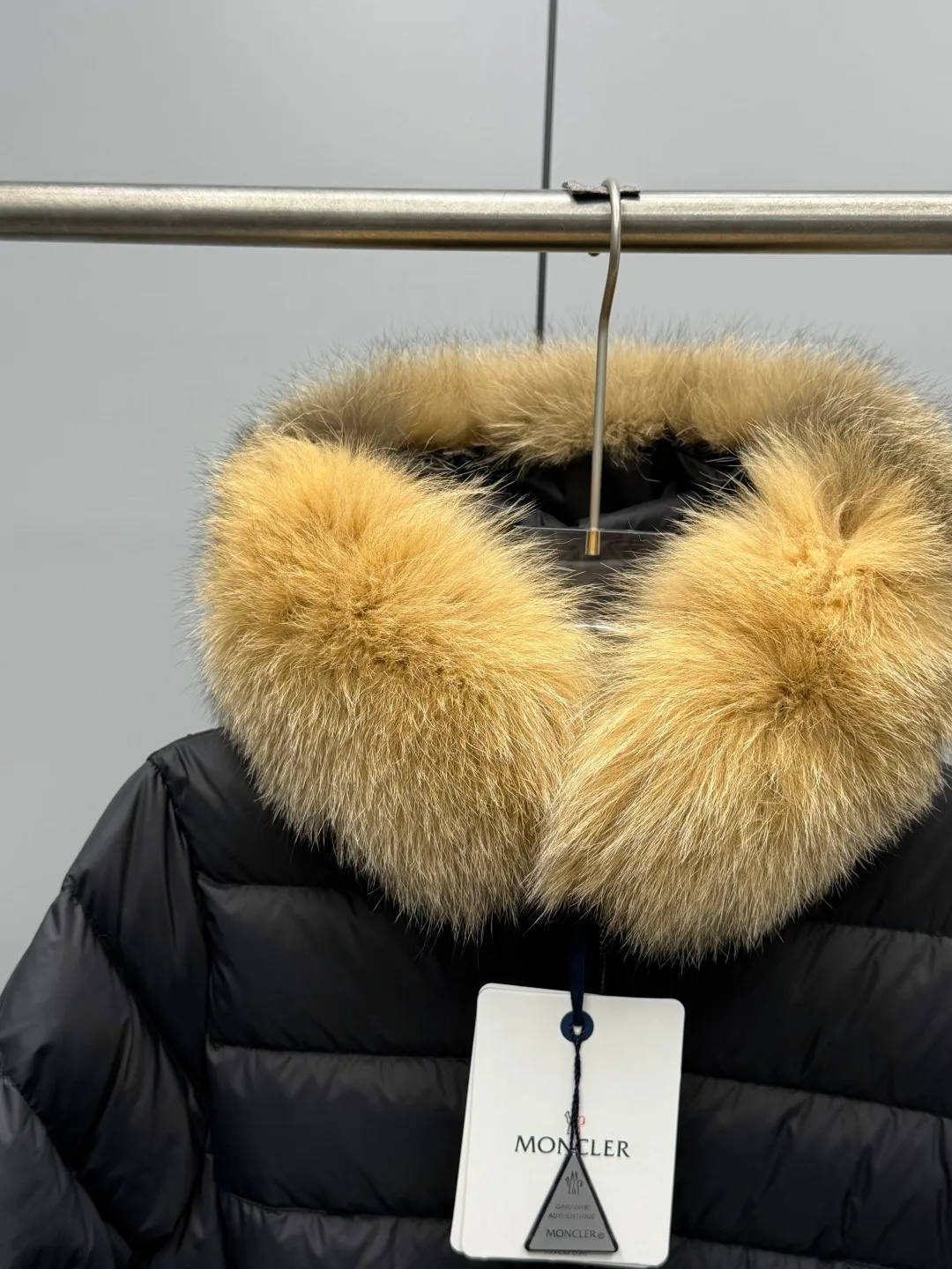 P1180 MONCLER 2025FW Women's Cupidone Large Fur Collar Small Waist Slim Belt Hooded Down Jacket Three-dimensional girdle design: innovatively uses an adjustable belt to accurately outline women's waist curves, effectively enhance the waistline, reshape the golden body proportions, and completely bid farewell to the bloated feeling of traditional down jackets. A-line micro silhouette: tall and straight upper body, slightly flared hem, elegance and agility coexist. Symbol of luxury | Oversized fur collar, choose a large fur collar: The brim of the hat is decorated with a luxurious and fluffy large fur collar, which not only provides the ultimate in warmth and care, but also demonstrates extraordinary taste and strong aura. High-quality fleece core: uniform fleece filling and temperature locking technology to ensure that it remains warm as spring in extremely cold environments. Whether paired with skinny jeans to create a casual fashion, or worn under a dress to show elegance. Color: Milky white, brown, black Size: 1-2-3-4