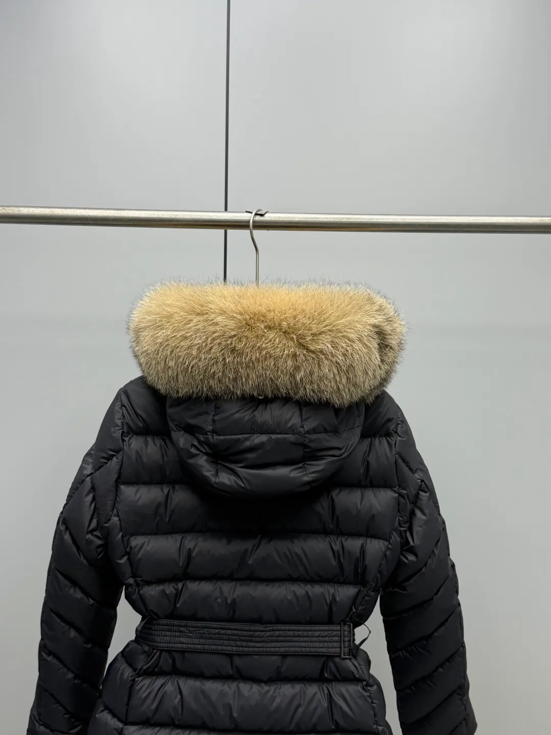 P1180 MONCLER 2025FW Women's Cupidone Large Fur Collar Small Waist Slim Belt Hooded Down Jacket Three-dimensional girdle design: innovatively uses an adjustable belt to accurately outline women's waist curves, effectively enhance the waistline, reshape the golden body proportions, and completely bid farewell to the bloated feeling of traditional down jackets. A-line micro silhouette: tall and straight upper body, slightly flared hem, elegance and agility coexist. Symbol of luxury | Oversized fur collar, choose a large fur collar: The brim of the hat is decorated with a luxurious and fluffy large fur collar, which not only provides the ultimate in warmth and care, but also demonstrates extraordinary taste and strong aura. High-quality fleece core: uniform fleece filling and temperature locking technology to ensure that it remains warm as spring in extremely cold environments. Whether paired with skinny jeans to create a casual fashion, or worn under a dress to show elegance. Color: Milky white, brown, black Size: 1-2-3-4