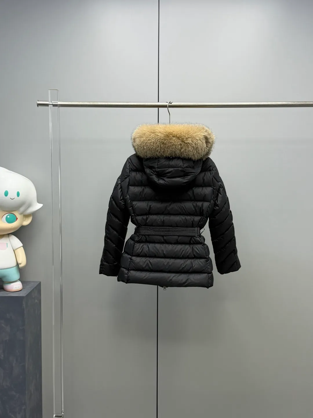 P1180 MONCLER 2025FW Women's Cupidone Large Fur Collar Small Waist Slim Belt Hooded Down Jacket Three-dimensional girdle design: innovatively uses an adjustable belt to accurately outline women's waist curves, effectively enhance the waistline, reshape the golden body proportions, and completely bid farewell to the bloated feeling of traditional down jackets. A-line micro silhouette: tall and straight upper body, slightly flared hem, elegance and agility coexist. Symbol of luxury | Oversized fur collar, choose a large fur collar: The brim of the hat is decorated with a luxurious and fluffy large fur collar, which not only provides the ultimate in warmth and care, but also demonstrates extraordinary taste and strong aura. High-quality fleece core: uniform fleece filling and temperature locking technology to ensure that it remains warm as spring in extremely cold environments. Whether paired with skinny jeans to create a casual fashion, or worn under a dress to show elegance. Color: Milky white, brown, black Size: 1-2-3-4