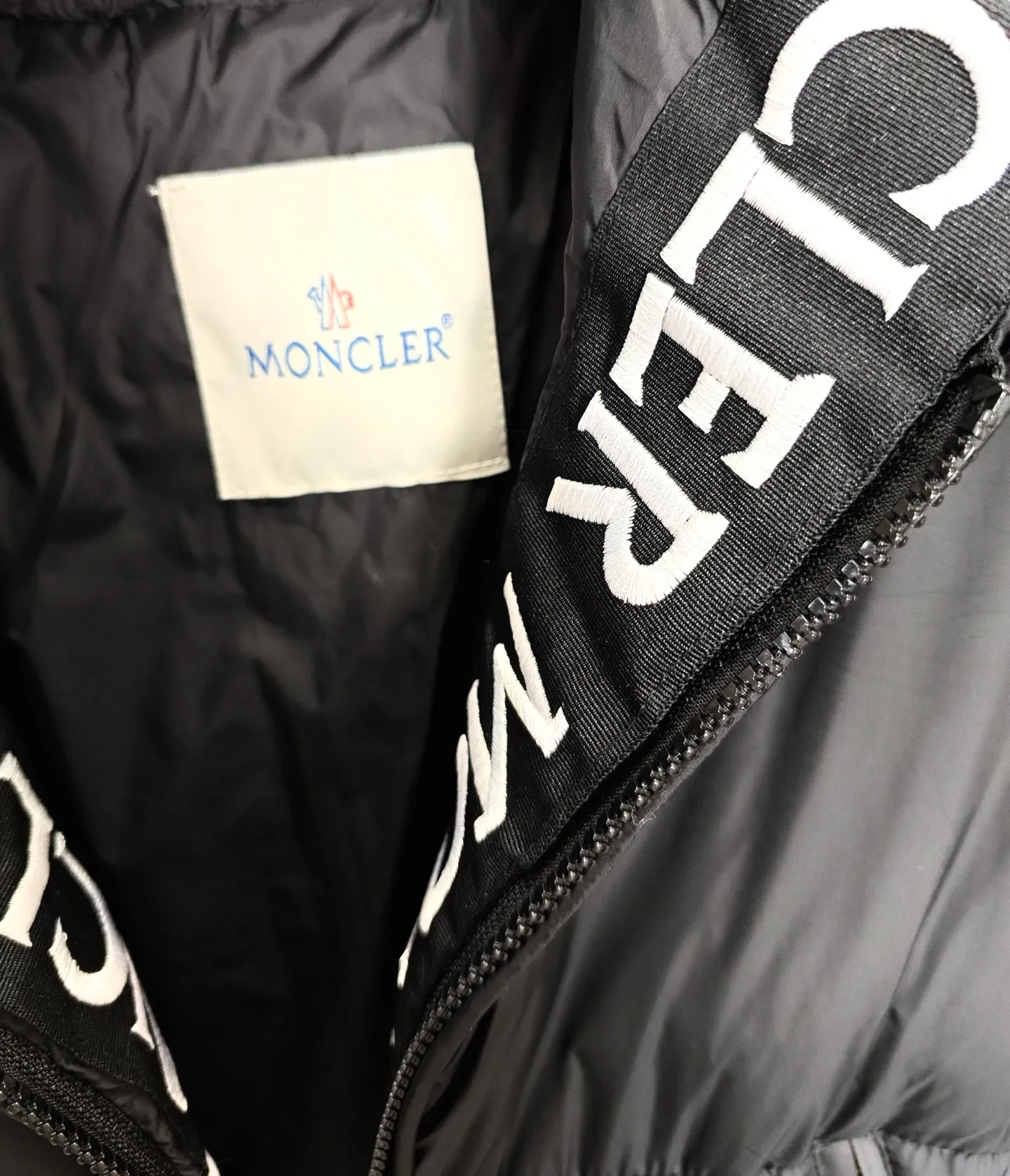P400 Moncler · Mongolian MONTCLA series New hooded cotton jacket, the same style as Wang Hedi. The letters are exquisitely embroidered. All the accessories are the same. Full of details. The same style for couples. The best choice to buy! Size: m-2xl