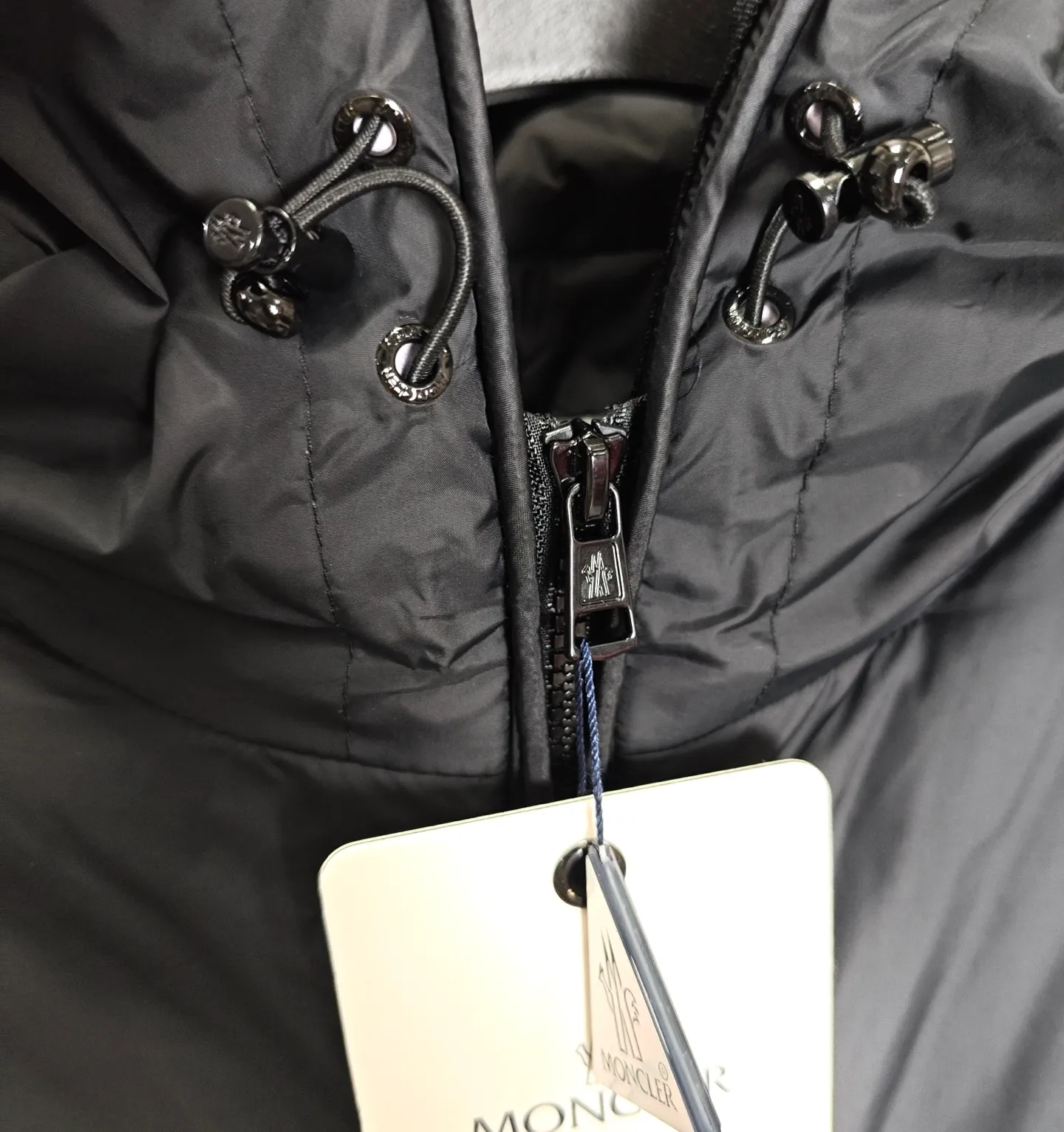 P400 Moncler · Mongolian MONTCLA series New hooded cotton jacket, the same style as Wang Hedi. The letters are exquisitely embroidered. All the accessories are the same. Full of details. The same style for couples. The best choice to buy! Size: m-2xl