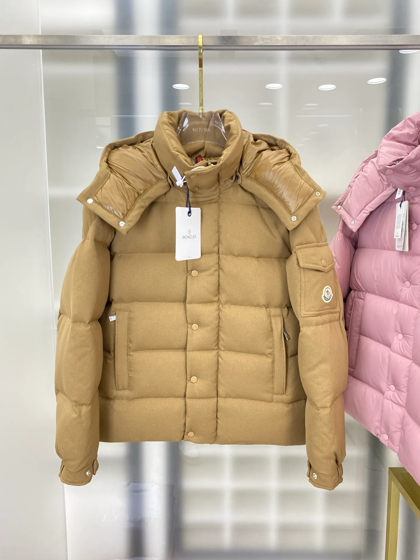 P920 Moncler's latest matte Maya: ceiling version, made of gutless and anti-velvet, (goose velvet) fabric feels as soft as skin, same style for men and women, 5 colors in total: off-white, pearl gray, dry rose pink, khaki, matte black, size: off-white: 01234, pearl gray: 01234, dry rose pink 01234, khaki: 012345, black: 012345 FFF7