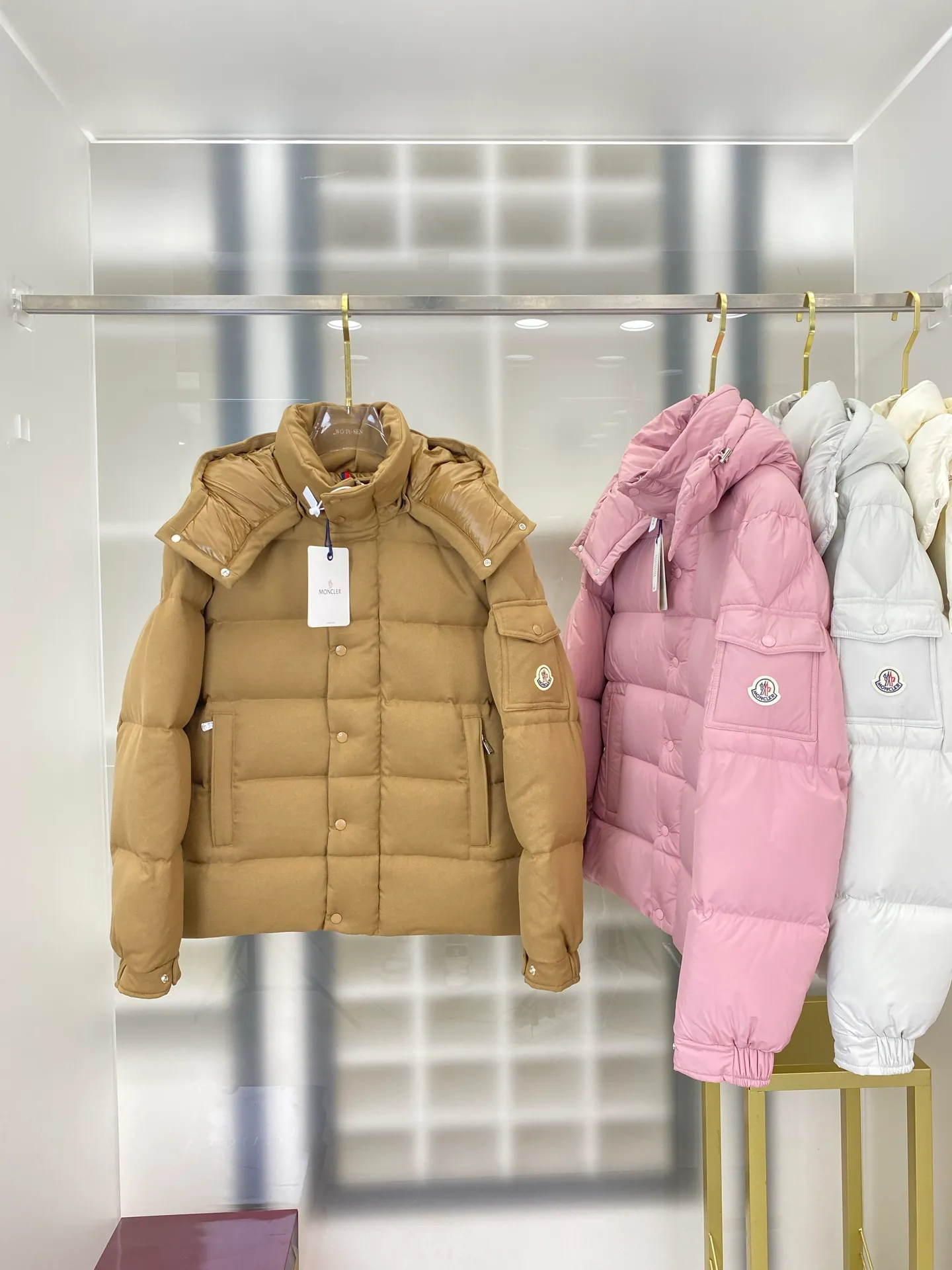 P920 Moncler's latest matte Maya: ceiling version, made of gutless and anti-velvet, (goose velvet) fabric feels as soft as skin, same style for men and women, 5 colors in total: off-white, pearl gray, dry rose pink, khaki, matte black, size: off-white: 01234, pearl gray: 01234, dry rose pink 01234, khaki: 012345, black: 012345 FFF7