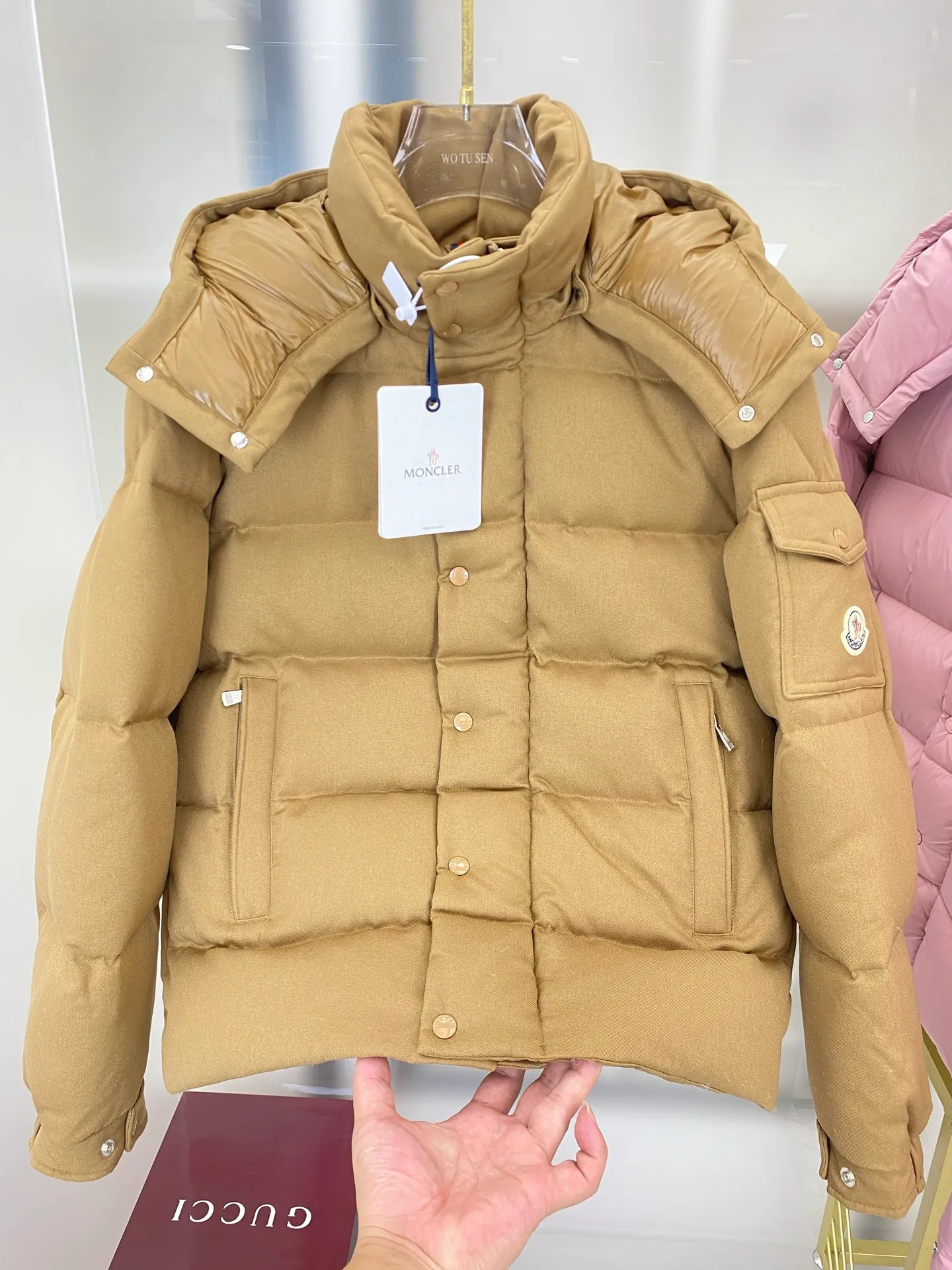 P920 Moncler's latest matte Maya: ceiling version, made of gutless and anti-velvet, (goose velvet) fabric feels as soft as skin, same style for men and women, 5 colors in total: off-white, pearl gray, dry rose pink, khaki, matte black, size: off-white: 01234, pearl gray: 01234, dry rose pink 01234, khaki: 012345, black: 012345 FFF7