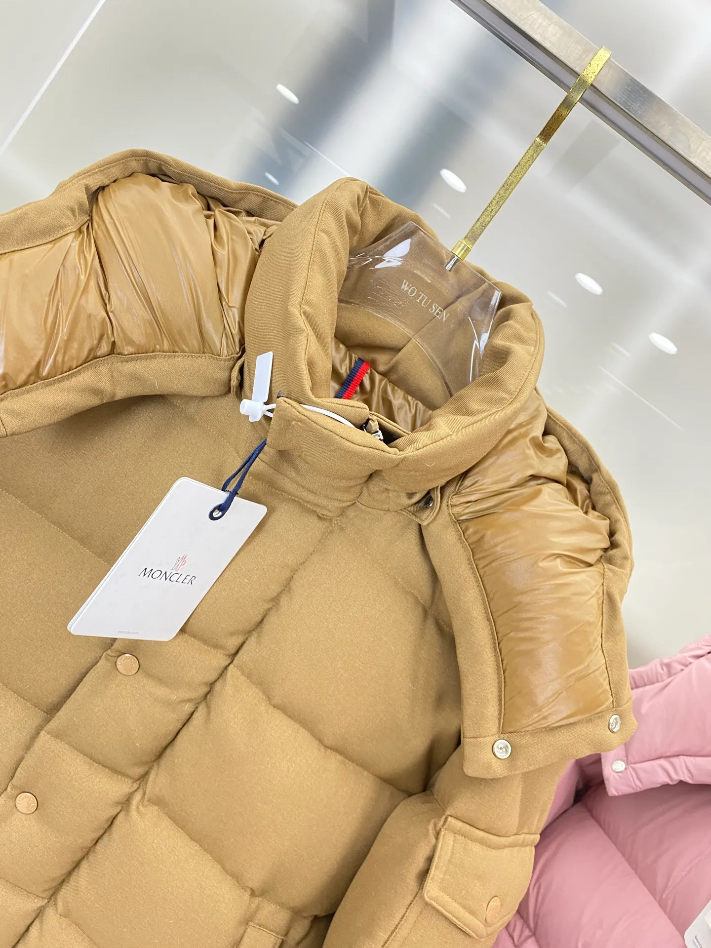 P920 Moncler's latest matte Maya: ceiling version, made of gutless and anti-velvet, (goose velvet) fabric feels as soft as skin, same style for men and women, 5 colors in total: off-white, pearl gray, dry rose pink, khaki, matte black, size: off-white: 01234, pearl gray: 01234, dry rose pink 01234, khaki: 012345, black: 012345 FFF7