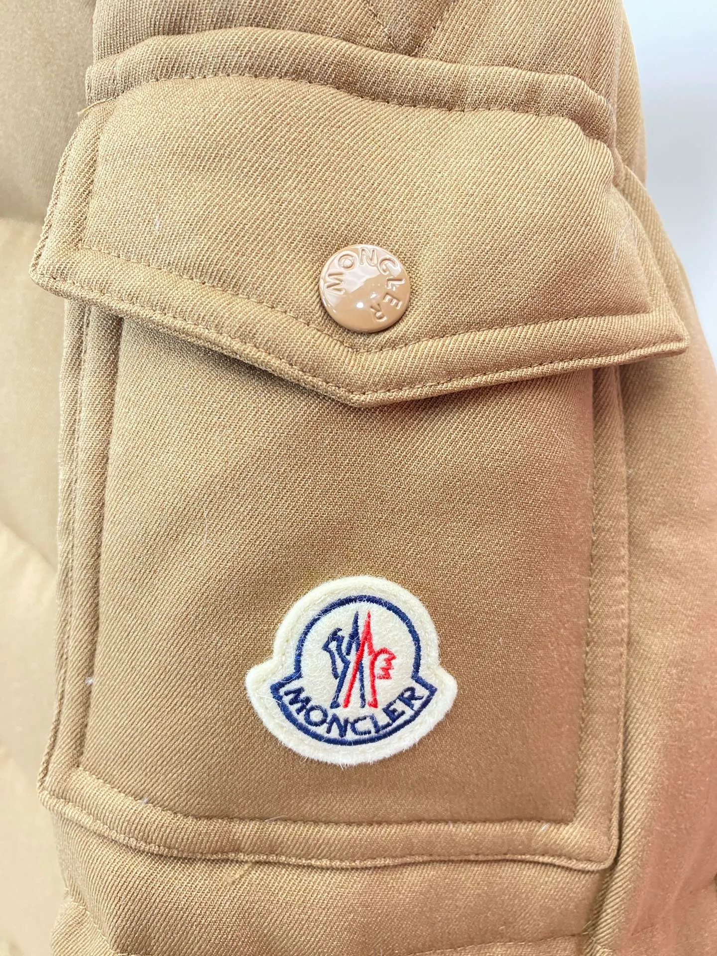 P920 Moncler's latest matte Maya: ceiling version, made of gutless and anti-velvet, (goose velvet) fabric feels as soft as skin, same style for men and women, 5 colors in total: off-white, pearl gray, dry rose pink, khaki, matte black, size: off-white: 01234, pearl gray: 01234, dry rose pink 01234, khaki: 012345, black: 012345 FFF7