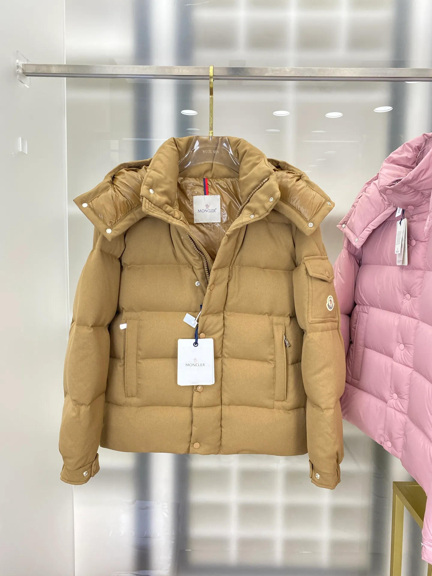 P920 Moncler's latest matte Maya: ceiling version, made of gutless and anti-velvet, (goose velvet) fabric feels as soft as skin, same style for men and women, 5 colors in total: off-white, pearl gray, dry rose pink, khaki, matte black, size: off-white: 01234, pearl gray: 01234, dry rose pink 01234, khaki: 012345, black: 012345 FFF7