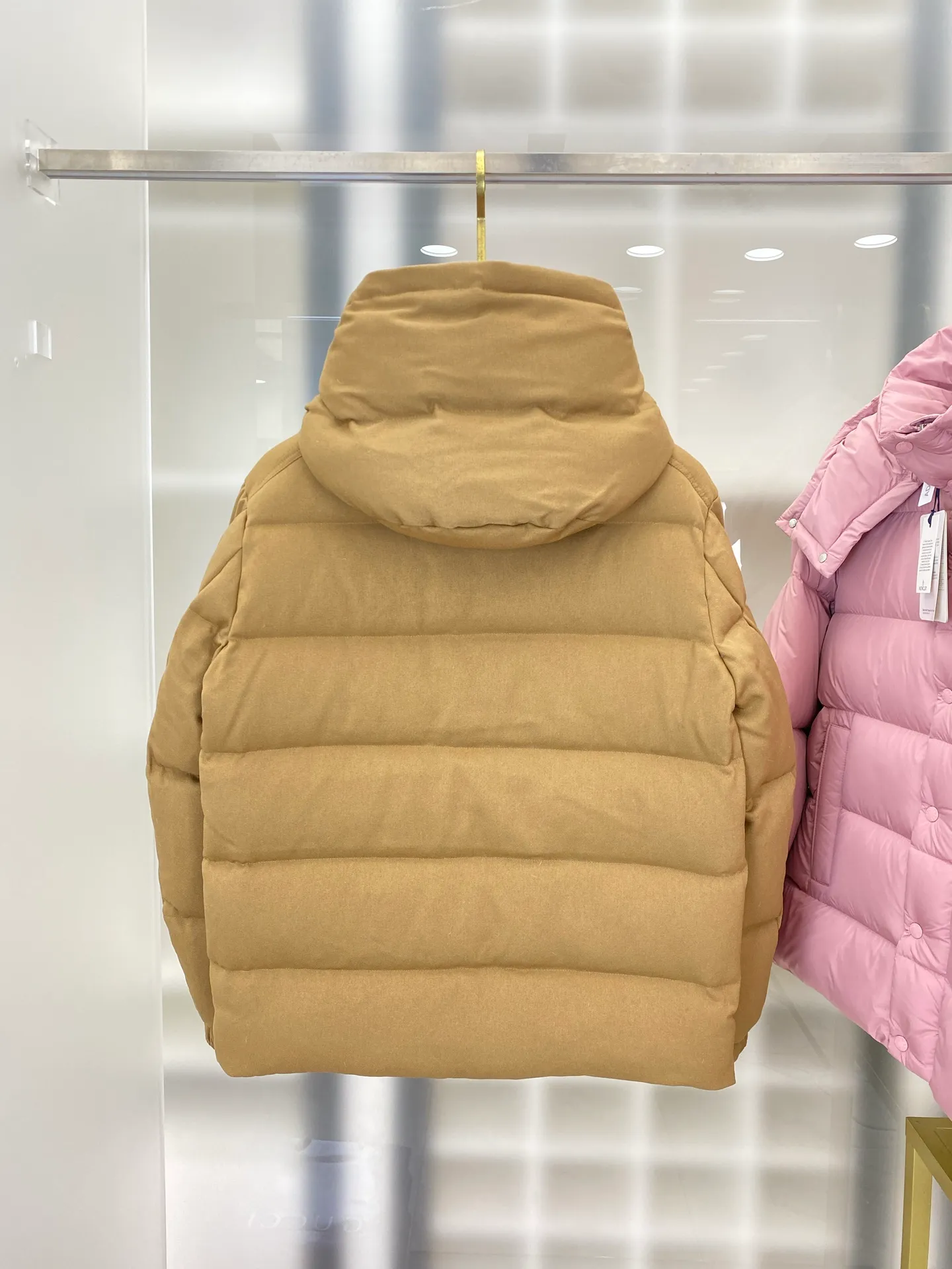 P920 Moncler's latest matte Maya: ceiling version, made of gutless and anti-velvet, (goose velvet) fabric feels as soft as skin, same style for men and women, 5 colors in total: off-white, pearl gray, dry rose pink, khaki, matte black, size: off-white: 01234, pearl gray: 01234, dry rose pink 01234, khaki: 012345, black: 012345 FFF7