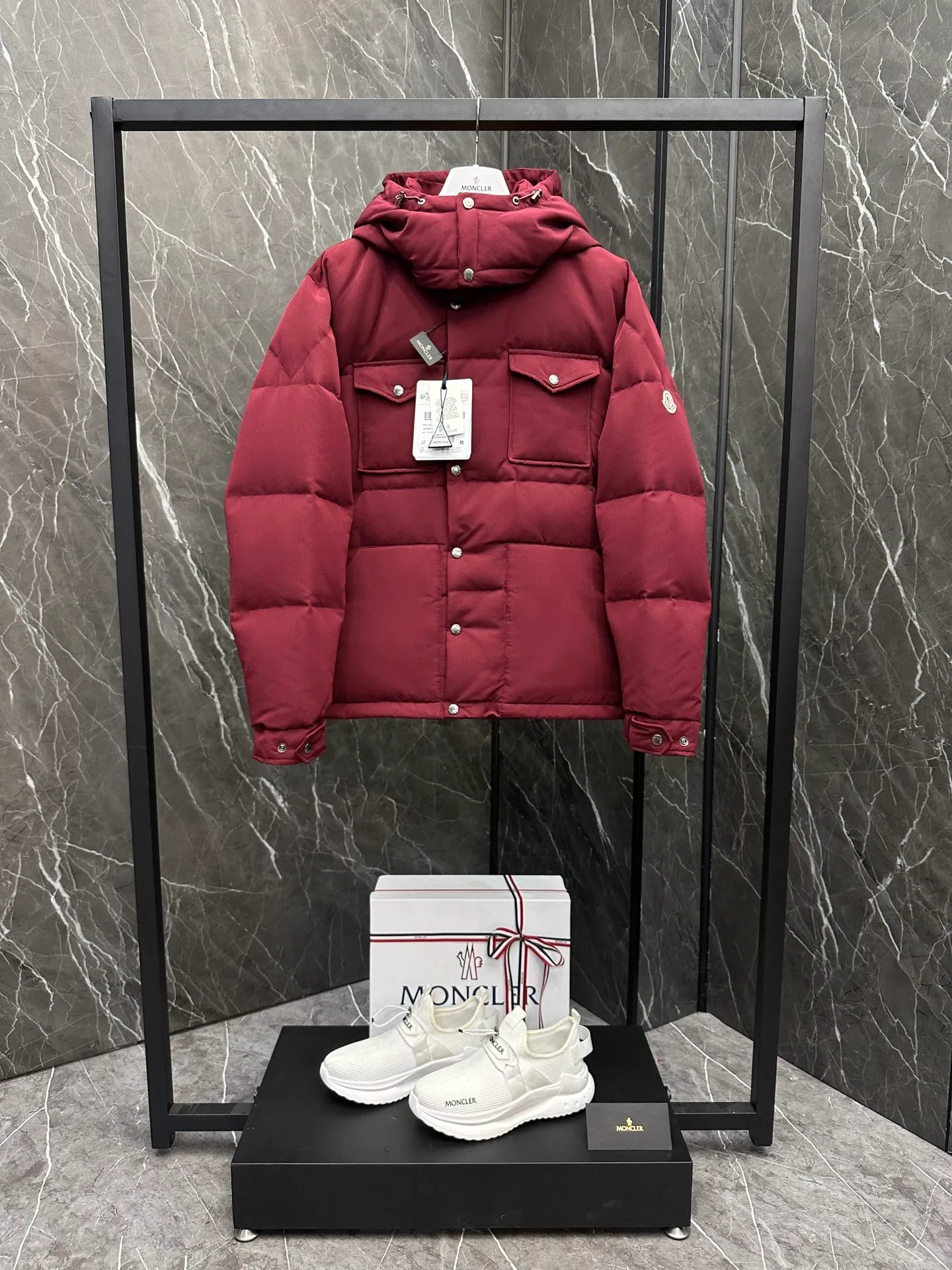 P940 ⬆️Moncler Fornas men's short down jacket. The hood is removable. It can be hidden without trace and can be changed into a stand-up collar jacket. The barcode model number is complete and corresponds to the official website. The tag has built-in NFC electronic induction anti-counterfeiting. It supports multiple anti-counterfeiting verifications. It comes standard with a full set of counter gift box packaging🎁. The complete set is hung at home. The Fornas short down jacket is a model of men's clothing. It is made of protective fabrics and designed for outdoor activities.  The Fornas down jacket is designed to capture the spirit of a mountain vacation and protect against the elements. Short design in cotton blend with functional finish. Decorated with practical details for outdoor activities, it features a removable hood to protect against cold weather and roomy pockets to store your essentials. Details •Made from fine cotton •Polyester lining •Padding down duck •Removable and adjustable hood •Zip and snap fastening •Kangaroo pocket •Snap fastening at chest pocket •Interior pocket •Adjustable cuffs Elastic drawstring hem Size : 1-5 Black Bordeaux D7872087620
