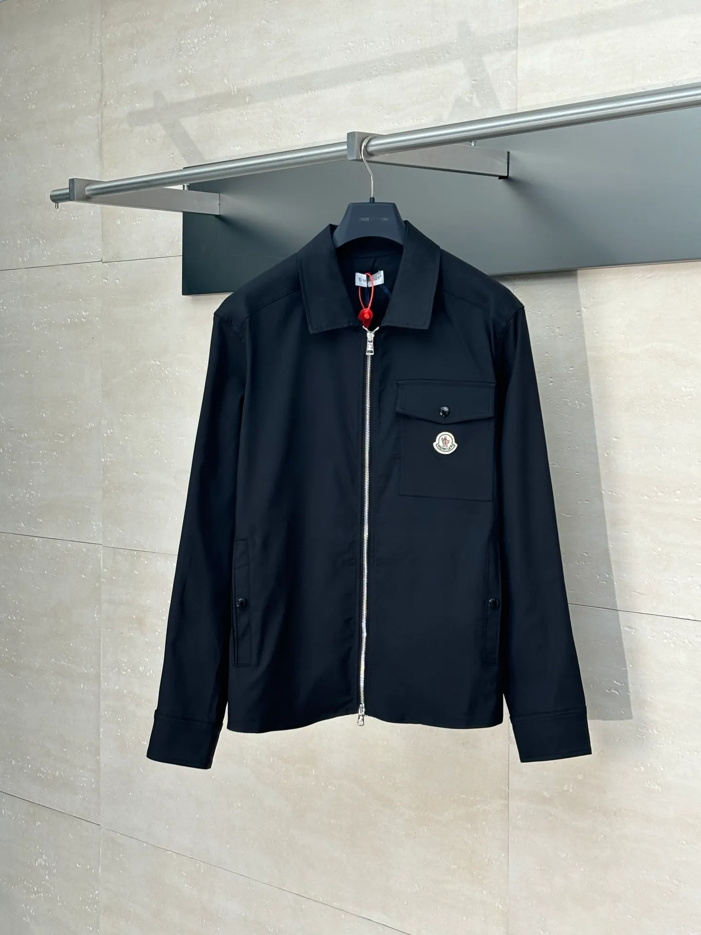P490 Moncle*/muzzle Logo zipper shirt jacket Custom-made high-quality cotton hidden pattern gabardine Full of texture Comfortable and close to the skin With pure black as the base color Calm, restrained and full of strength The iconic Moncler logo embroidered logo is embellished on it to increase brand recognition Simple and smooth lines The zipper opening and closing also follows the principle of minimalism. Use simplicity as the pen and texture as the ink. Use the simplest elements to outline the most moving fashion picture. Size：S/M/L/XL