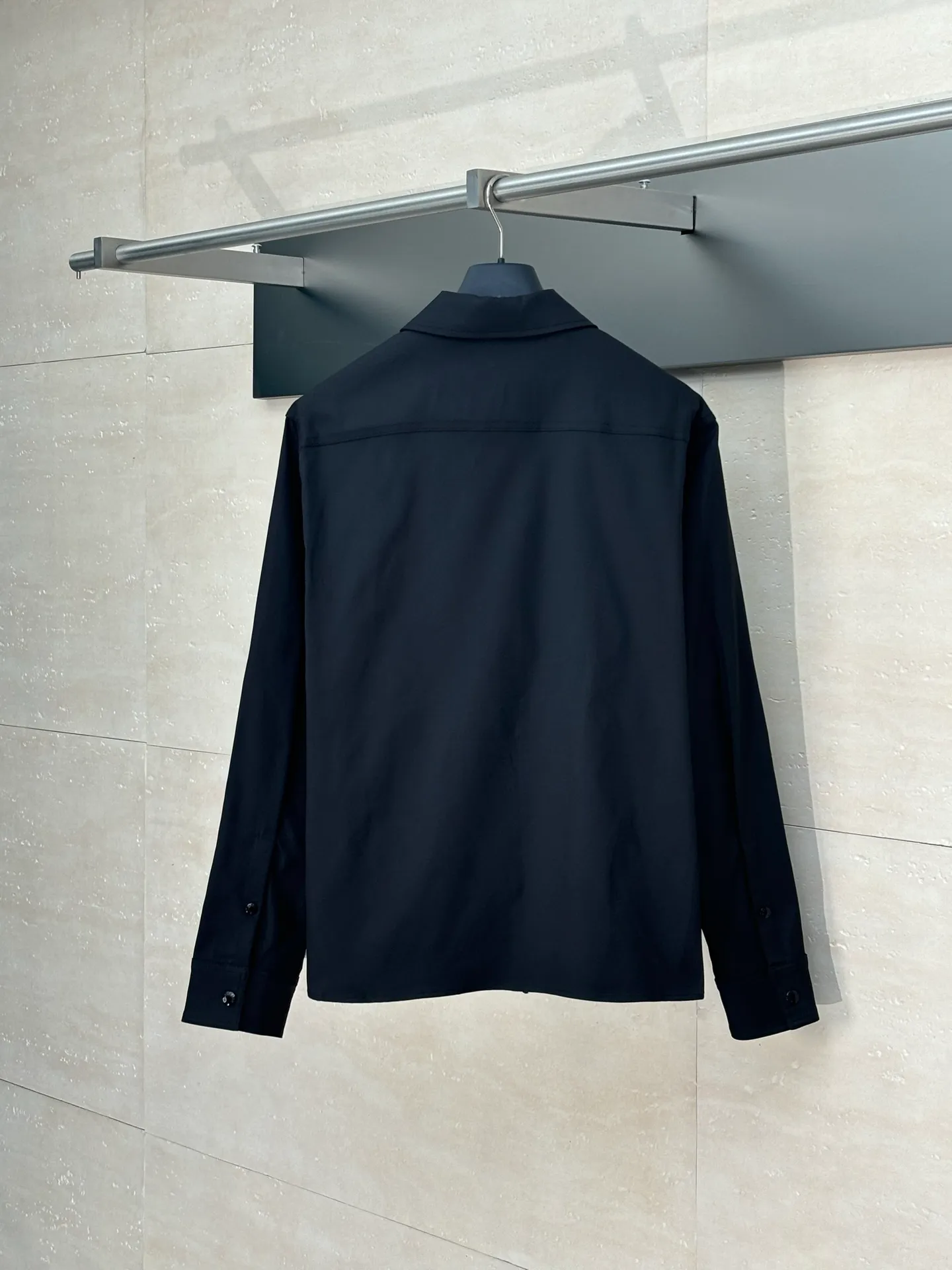 P490 Moncle*/muzzle Logo zipper shirt jacket Custom-made high-quality cotton hidden pattern gabardine Full of texture Comfortable and close to the skin With pure black as the base color Calm, restrained and full of strength The iconic Moncler logo embroidered logo is embellished on it to increase brand recognition Simple and smooth lines The zipper opening and closing also follows the principle of minimalism. Use simplicity as the pen and texture as the ink. Use the simplest elements to outline the most moving fashion picture. Size：S/M/L/XL