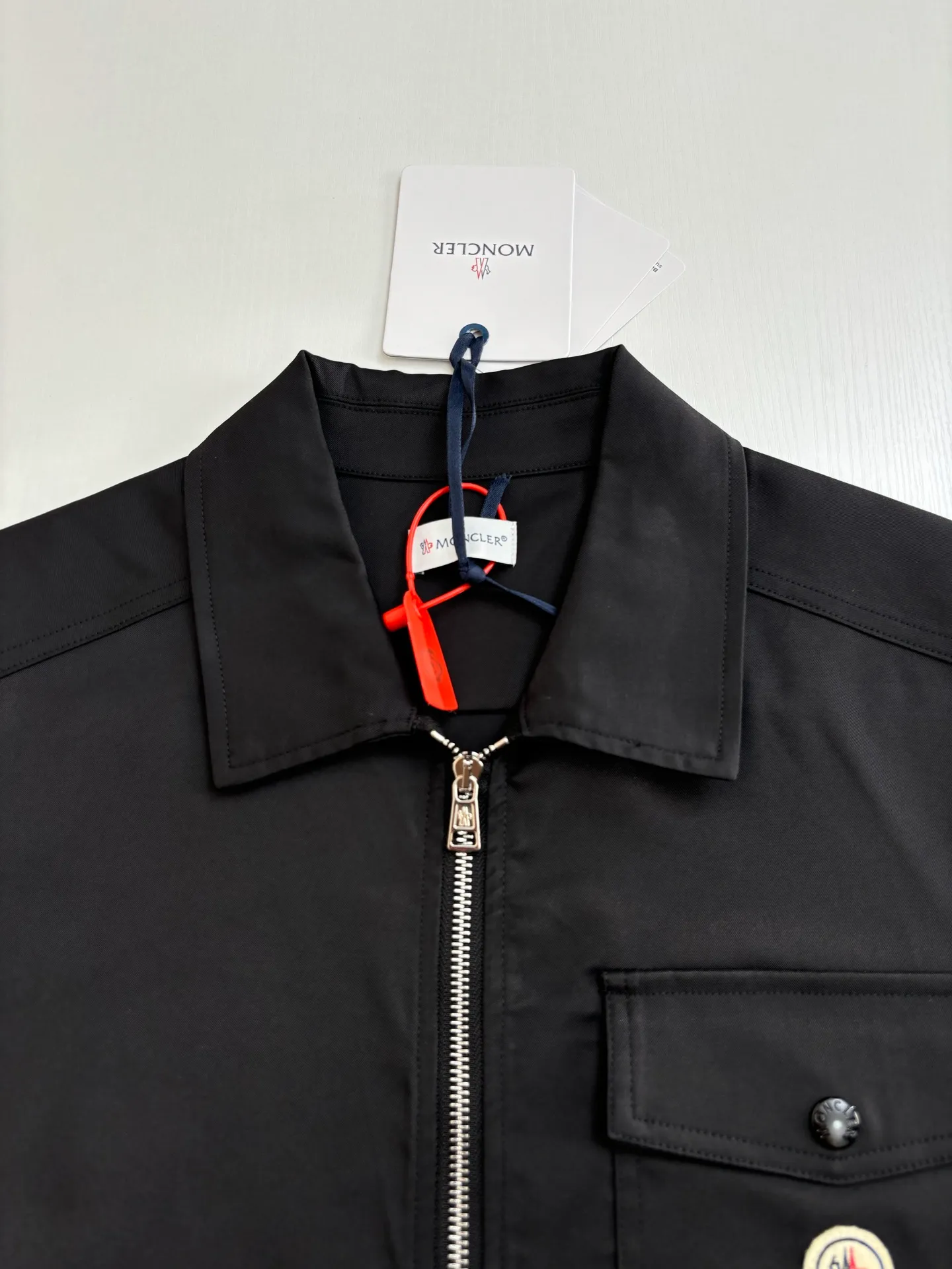 P490 Moncle*/muzzle Logo zipper shirt jacket Custom-made high-quality cotton hidden pattern gabardine Full of texture Comfortable and close to the skin With pure black as the base color Calm, restrained and full of strength The iconic Moncler logo embroidered logo is embellished on it to increase brand recognition Simple and smooth lines The zipper opening and closing also follows the principle of minimalism. Use simplicity as the pen and texture as the ink. Use the simplest elements to outline the most moving fashion picture. Size：S/M/L/XL