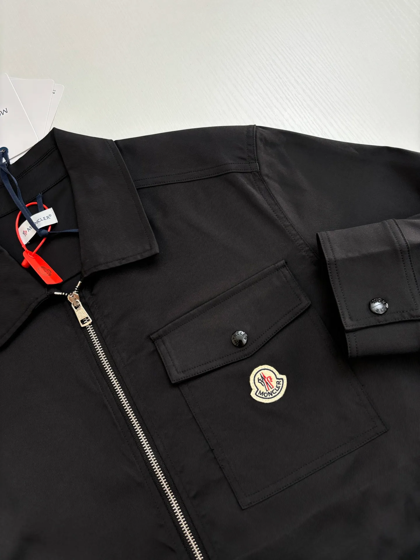 P490 Moncle*/muzzle Logo zipper shirt jacket Custom-made high-quality cotton hidden pattern gabardine Full of texture Comfortable and close to the skin With pure black as the base color Calm, restrained and full of strength The iconic Moncler logo embroidered logo is embellished on it to increase brand recognition Simple and smooth lines The zipper opening and closing also follows the principle of minimalism. Use simplicity as the pen and texture as the ink. Use the simplest elements to outline the most moving fashion picture. Size：S/M/L/XL