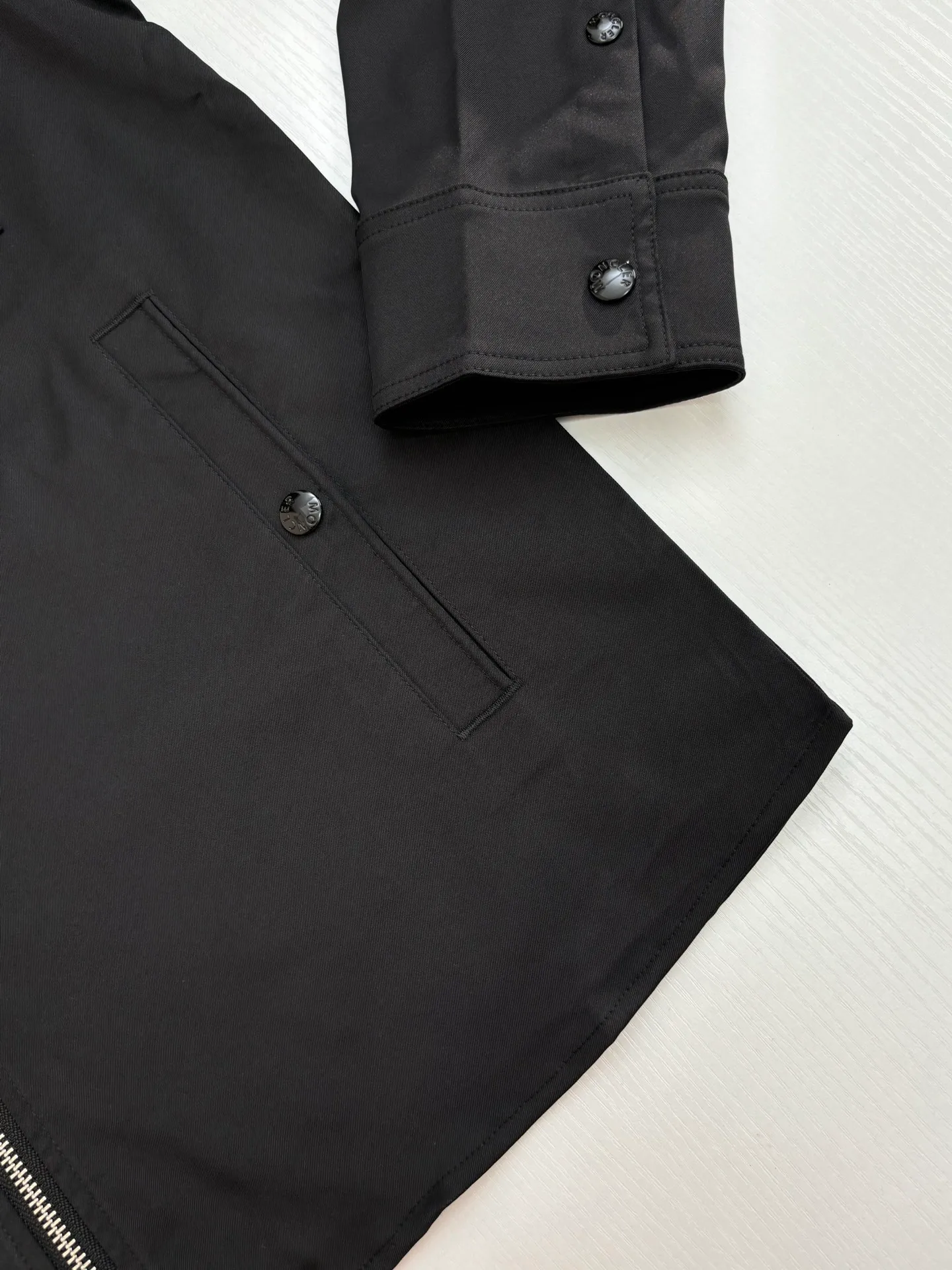 P490 Moncle*/muzzle Logo zipper shirt jacket Custom-made high-quality cotton hidden pattern gabardine Full of texture Comfortable and close to the skin With pure black as the base color Calm, restrained and full of strength The iconic Moncler logo embroidered logo is embellished on it to increase brand recognition Simple and smooth lines The zipper opening and closing also follows the principle of minimalism. Use simplicity as the pen and texture as the ink. Use the simplest elements to outline the most moving fashion picture. Size：S/M/L/XL