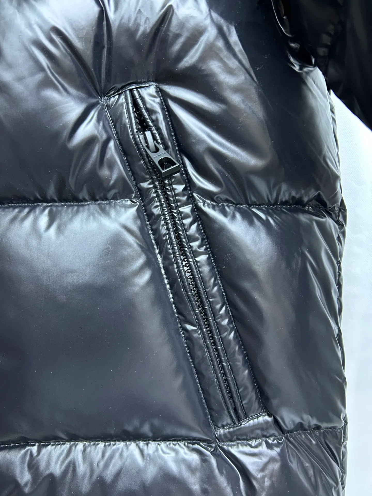 P900 ✨✨✨ Moncler's new Tripiti men's short down jacket. The Tripiti down jacket is made of functional shiny nylon fabric, which is comfortable and warm without being heavy. Chenille logo patch highlights the essence of the brand. Style number: Dabiao 1952 Size: 12345 Color: black white