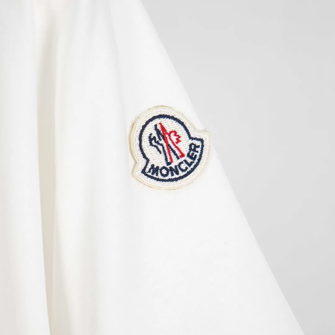 P190 💰 zp version [exclusive supply] MONCLER/muzzled 300g round neck short-sleeved T-shirt brand classic badge letter LOGO embossed process official synchronization high version high quality fashion personality versatile trend pure original quality original fabric hang tag collar label washed wheat three standards complete Color: Black. White. Size: S M L XL XXL Number: WS10012