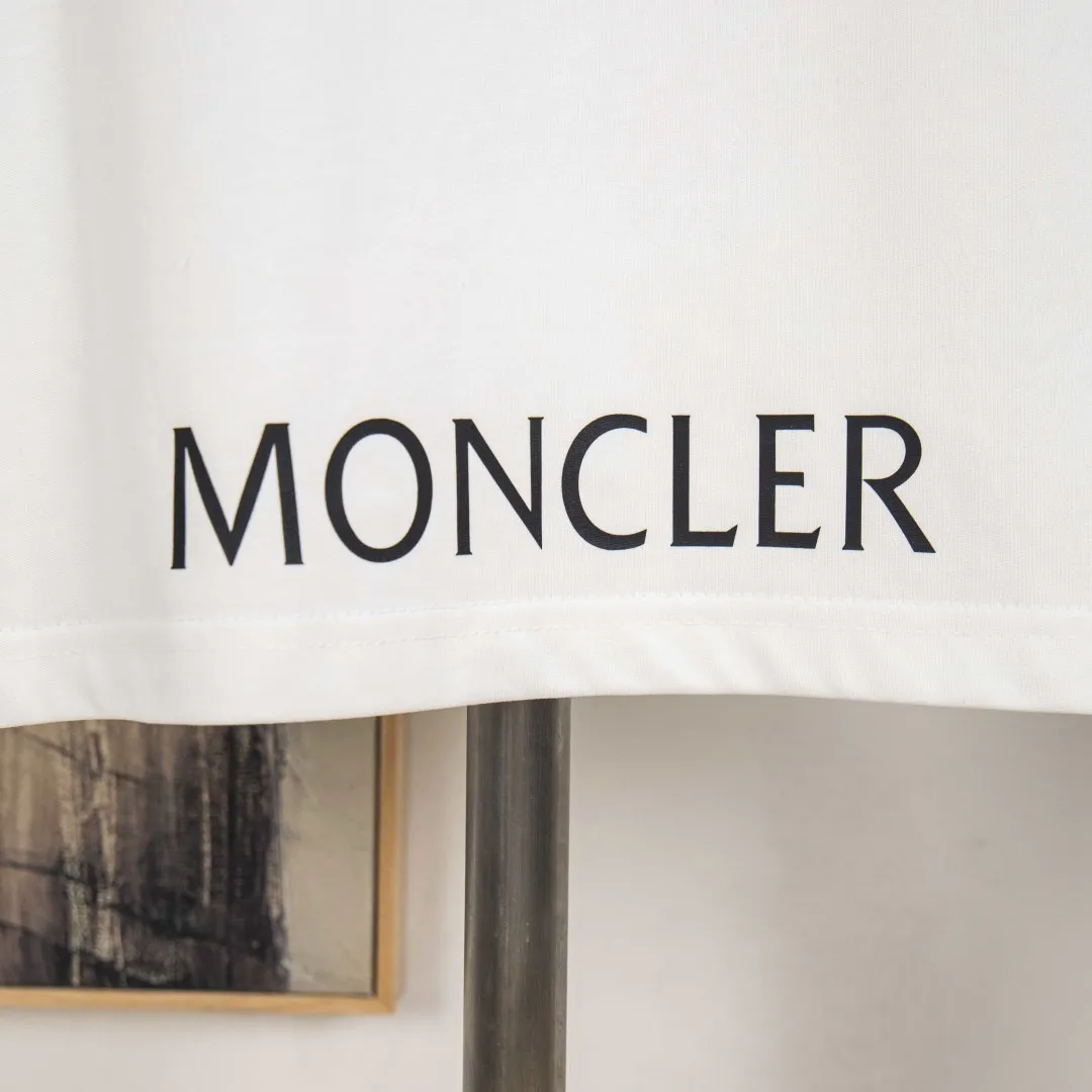 P190 💰 zp version [exclusive supply] MONCLER/muzzled 300g round neck short-sleeved T-shirt brand classic badge letter LOGO embossed process official synchronization high version high quality fashion personality versatile trend pure original quality original fabric hang tag collar label washed wheat three standards complete Color: Black. White. Size: S M L XL XXL Number: WS10012