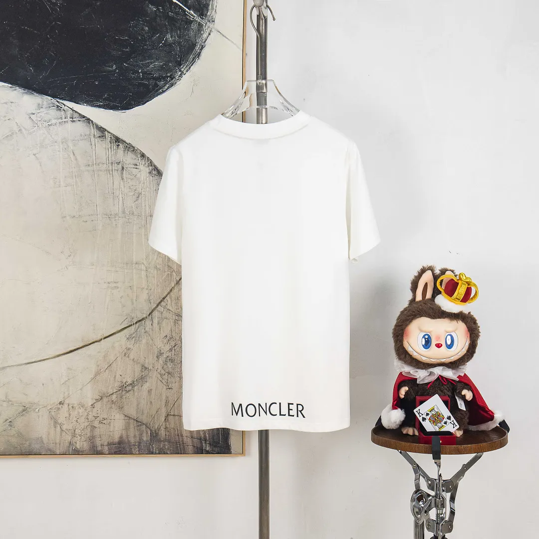 P190 💰 zp version [exclusive supply] MONCLER/muzzled 300g round neck short-sleeved T-shirt brand classic badge letter LOGO embossed process official synchronization high version high quality fashion personality versatile trend pure original quality original fabric hang tag collar label washed wheat three standards complete Color: Black. White. Size: S M L XL XXL Number: WS10012