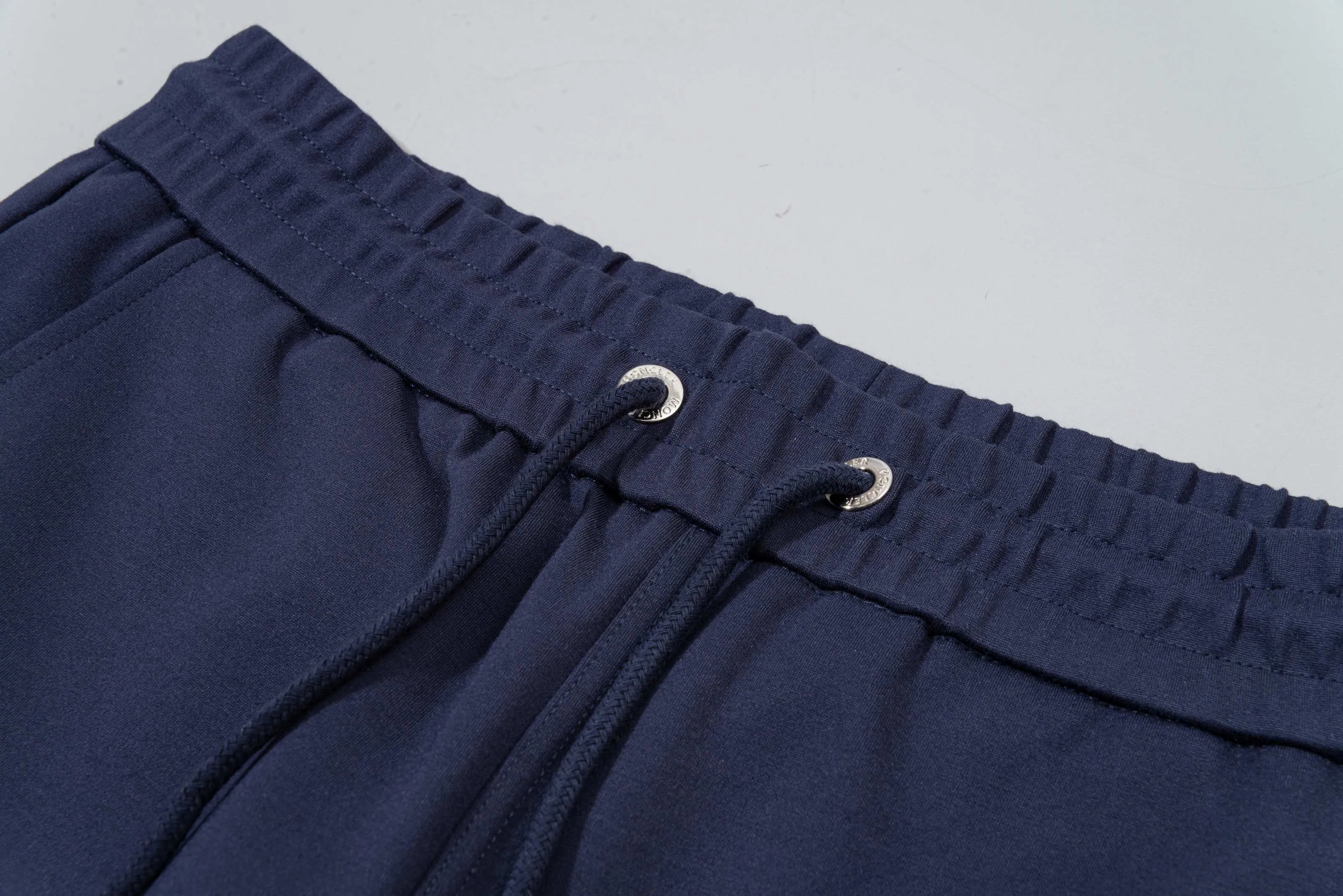 P230 MONCLER/Muzzle Custom fabric suit casual sweatpants Red and blue ribbon splicing design brand Zhangzi LOGO process Official synchronization High version High quality Fashion personality Versatile trend Pure original quality Original fabric Hang tag Collar label Washed wheat Complete three standards Color: blue. Gray. Size: S-2XL