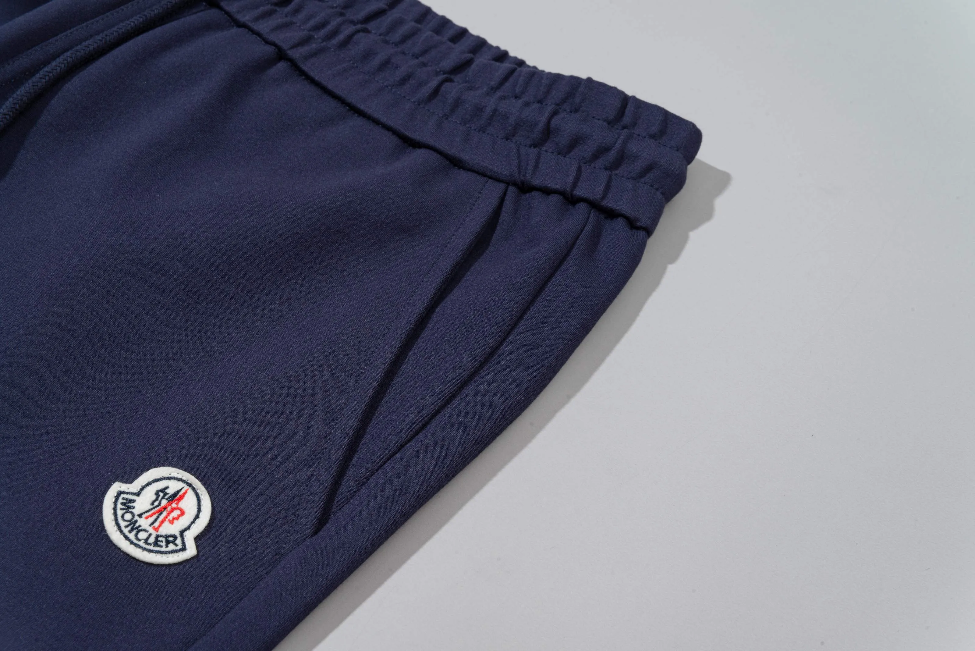P230 MONCLER/Muzzle Custom fabric suit casual sweatpants Red and blue ribbon splicing design brand Zhangzi LOGO process Official synchronization High version High quality Fashion personality Versatile trend Pure original quality Original fabric Hang tag Collar label Washed wheat Complete three standards Color: blue. Gray. Size: S-2XL