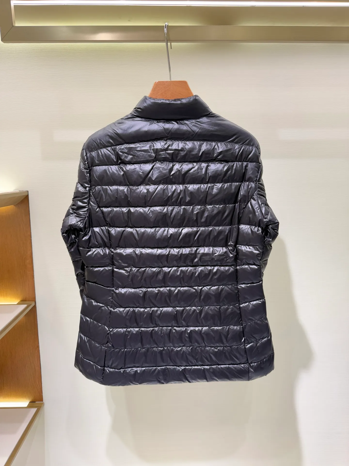 P1060 Moncler Igelle short down jacket for women. The Igelle down jacket is made of longve saison fabric and is suitable for mild weather. This nylon fabric is both warm and lightweight. Designed in a cropped silhouette, it has a slim fit and a nipped-in waist for a feminine silhouette. It is recommended to choose one size up.  Fabric: Made of longue saison fabric, Longue saison lining, filled with down (90 white goose down) Craftsmanship: zipper closure, zipper pockets, customized zigzag wool logo, customized clothing color matching hardware puller (supports NFC chip function Color: pink black off-white Size: 1 2 3 4 4442040