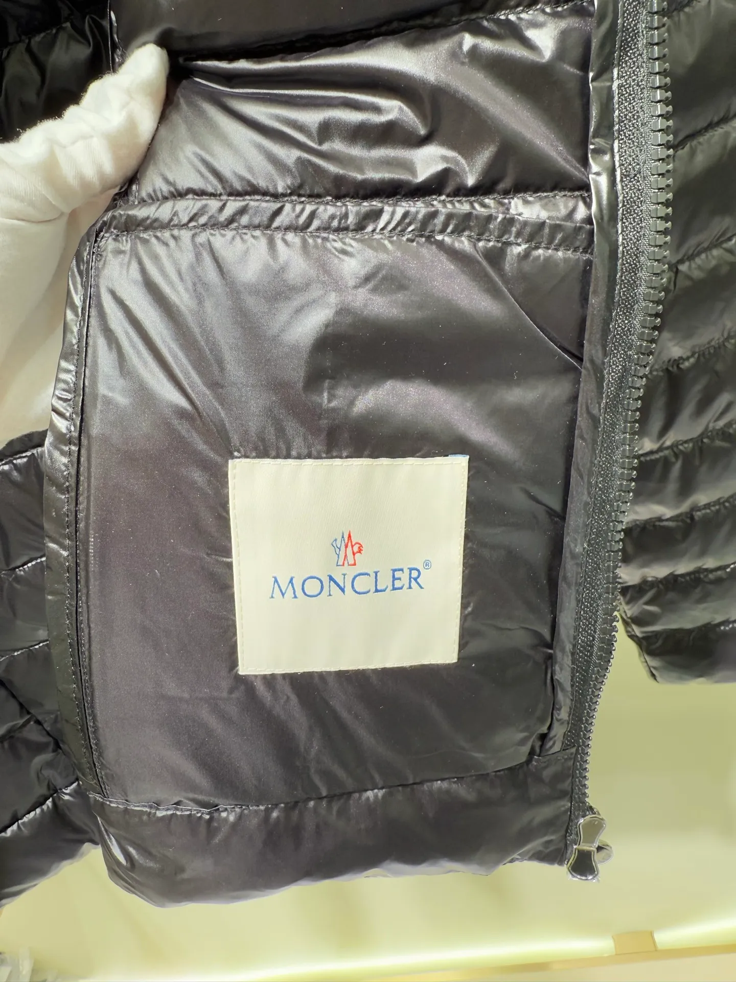 P1060 Moncler Igelle short down jacket for women. The Igelle down jacket is made of longve saison fabric and is suitable for mild weather. This nylon fabric is both warm and lightweight. Designed in a cropped silhouette, it has a slim fit and a nipped-in waist for a feminine silhouette. It is recommended to choose one size up.  Fabric: Made of longue saison fabric, Longue saison lining, filled with down (90 white goose down) Craftsmanship: zipper closure, zipper pockets, customized zigzag wool logo, customized clothing color matching hardware puller (supports NFC chip function Color: pink black off-white Size: 1 2 3 4 4442040