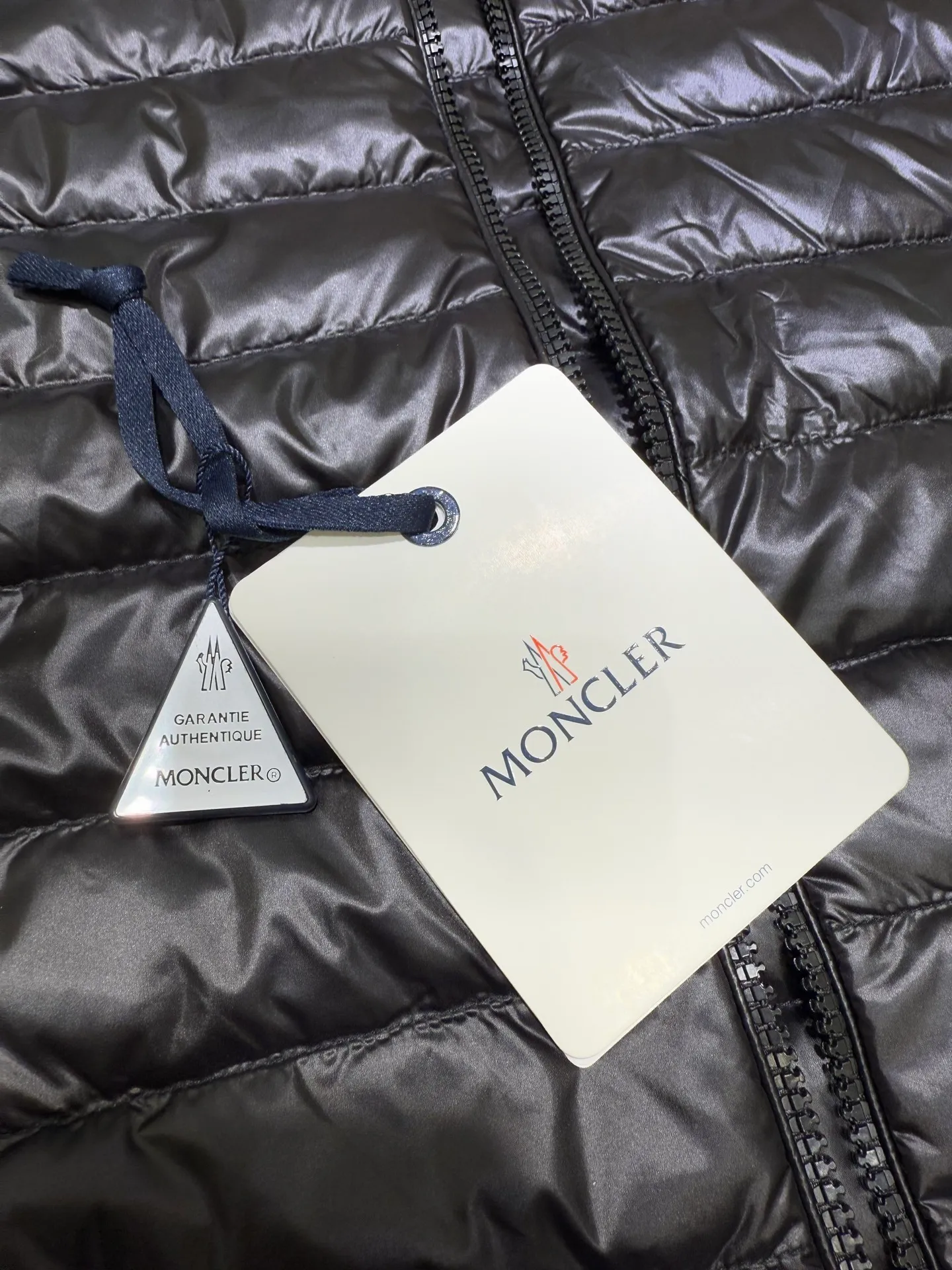 P1060 Moncler Igelle short down jacket for women. The Igelle down jacket is made of longve saison fabric and is suitable for mild weather. This nylon fabric is both warm and lightweight. Designed in a cropped silhouette, it has a slim fit and a nipped-in waist for a feminine silhouette. It is recommended to choose one size up.  Fabric: Made of longue saison fabric, Longue saison lining, filled with down (90 white goose down) Craftsmanship: zipper closure, zipper pockets, customized zigzag wool logo, customized clothing color matching hardware puller (supports NFC chip function Color: pink black off-white Size: 1 2 3 4 4442040