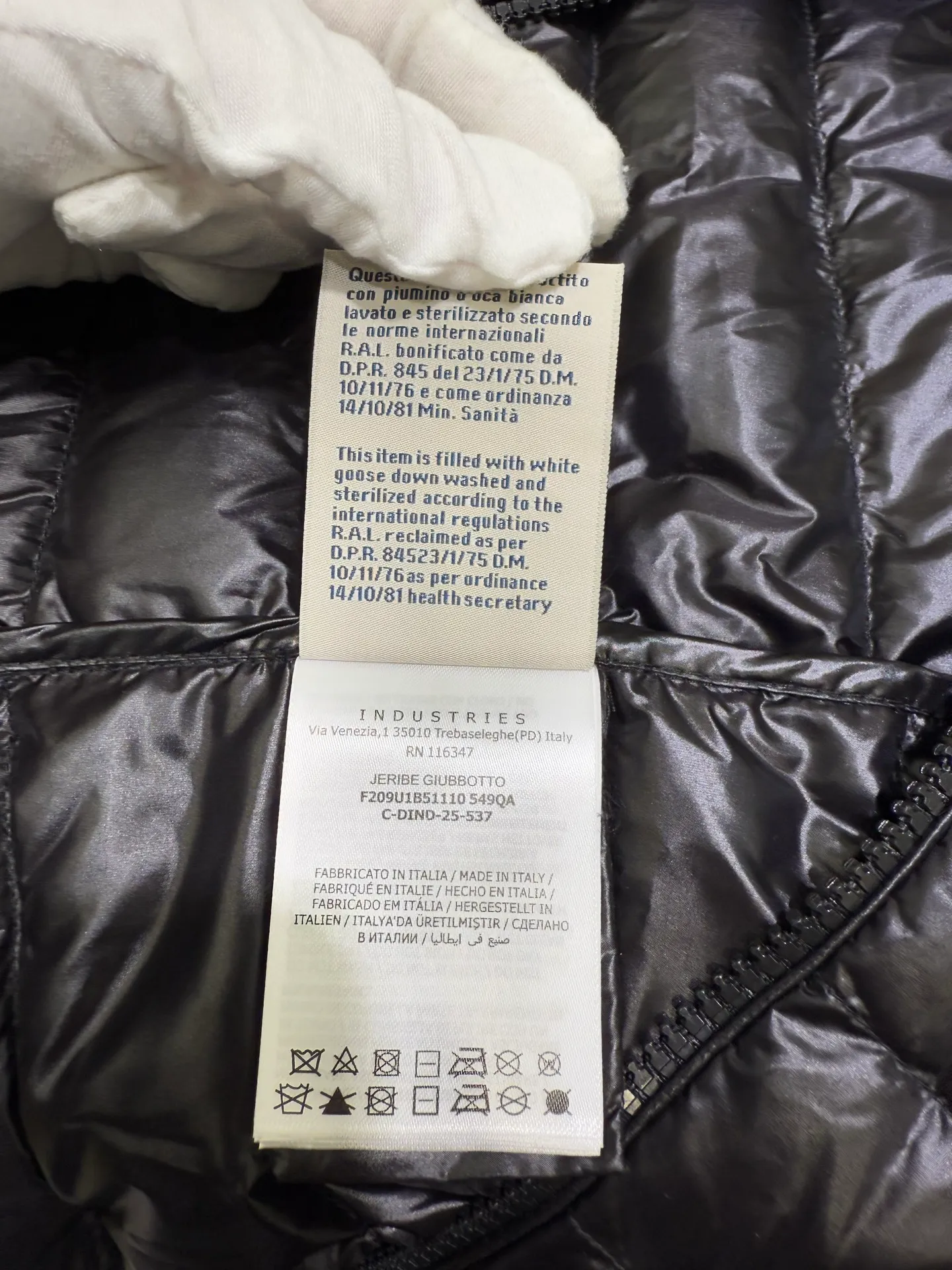 P1060 Moncler Igelle short down jacket for women. The Igelle down jacket is made of longve saison fabric and is suitable for mild weather. This nylon fabric is both warm and lightweight. Designed in a cropped silhouette, it has a slim fit and a nipped-in waist for a feminine silhouette. It is recommended to choose one size up.  Fabric: Made of longue saison fabric, Longue saison lining, filled with down (90 white goose down) Craftsmanship: zipper closure, zipper pockets, customized zigzag wool logo, customized clothing color matching hardware puller (supports NFC chip function Color: pink black off-white Size: 1 2 3 4 4442040