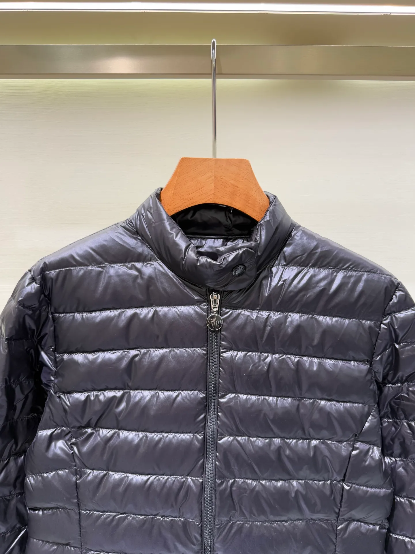 P1060 Moncler Igelle short down jacket for women. The Igelle down jacket is made of longve saison fabric and is suitable for mild weather. This nylon fabric is both warm and lightweight. Designed in a cropped silhouette, it has a slim fit and a nipped-in waist for a feminine silhouette. It is recommended to choose one size up.  Fabric: Made of longue saison fabric, Longue saison lining, filled with down (90 white goose down) Craftsmanship: zipper closure, zipper pockets, customized zigzag wool logo, customized clothing color matching hardware puller (supports NFC chip function Color: pink black off-white Size: 1 2 3 4 4442040