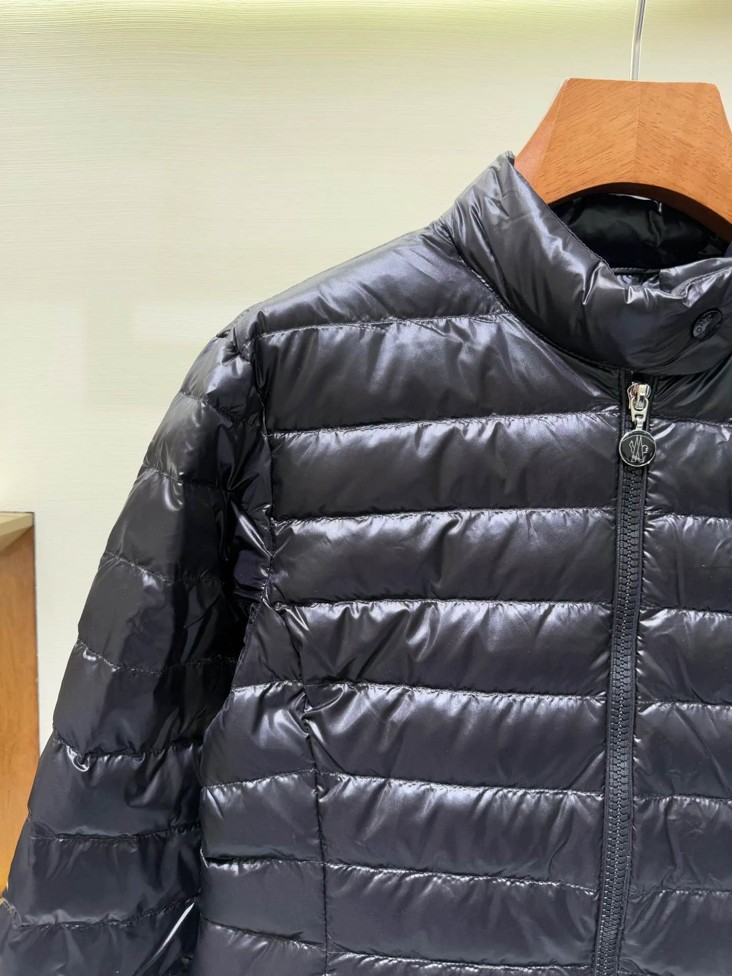 P1060 Moncler Igelle short down jacket for women. The Igelle down jacket is made of longve saison fabric and is suitable for mild weather. This nylon fabric is both warm and lightweight. Designed in a cropped silhouette, it has a slim fit and a nipped-in waist for a feminine silhouette. It is recommended to choose one size up.  Fabric: Made of longue saison fabric, Longue saison lining, filled with down (90 white goose down) Craftsmanship: zipper closure, zipper pockets, customized zigzag wool logo, customized clothing color matching hardware puller (supports NFC chip function Color: pink black off-white Size: 1 2 3 4 4442040