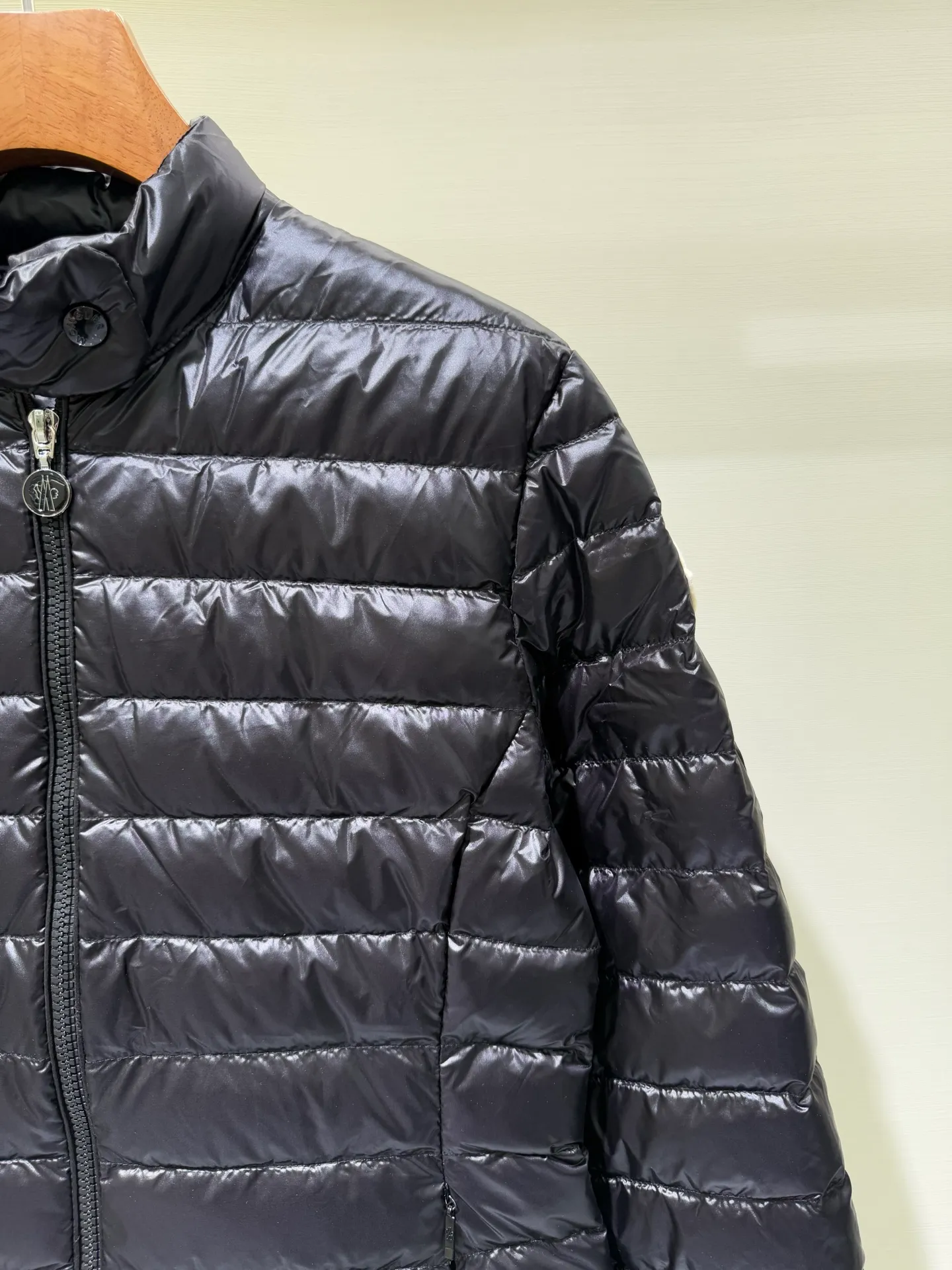 P1060 Moncler Igelle short down jacket for women. The Igelle down jacket is made of longve saison fabric and is suitable for mild weather. This nylon fabric is both warm and lightweight. Designed in a cropped silhouette, it has a slim fit and a nipped-in waist for a feminine silhouette. It is recommended to choose one size up.  Fabric: Made of longue saison fabric, Longue saison lining, filled with down (90 white goose down) Craftsmanship: zipper closure, zipper pockets, customized zigzag wool logo, customized clothing color matching hardware puller (supports NFC chip function Color: pink black off-white Size: 1 2 3 4 4442040