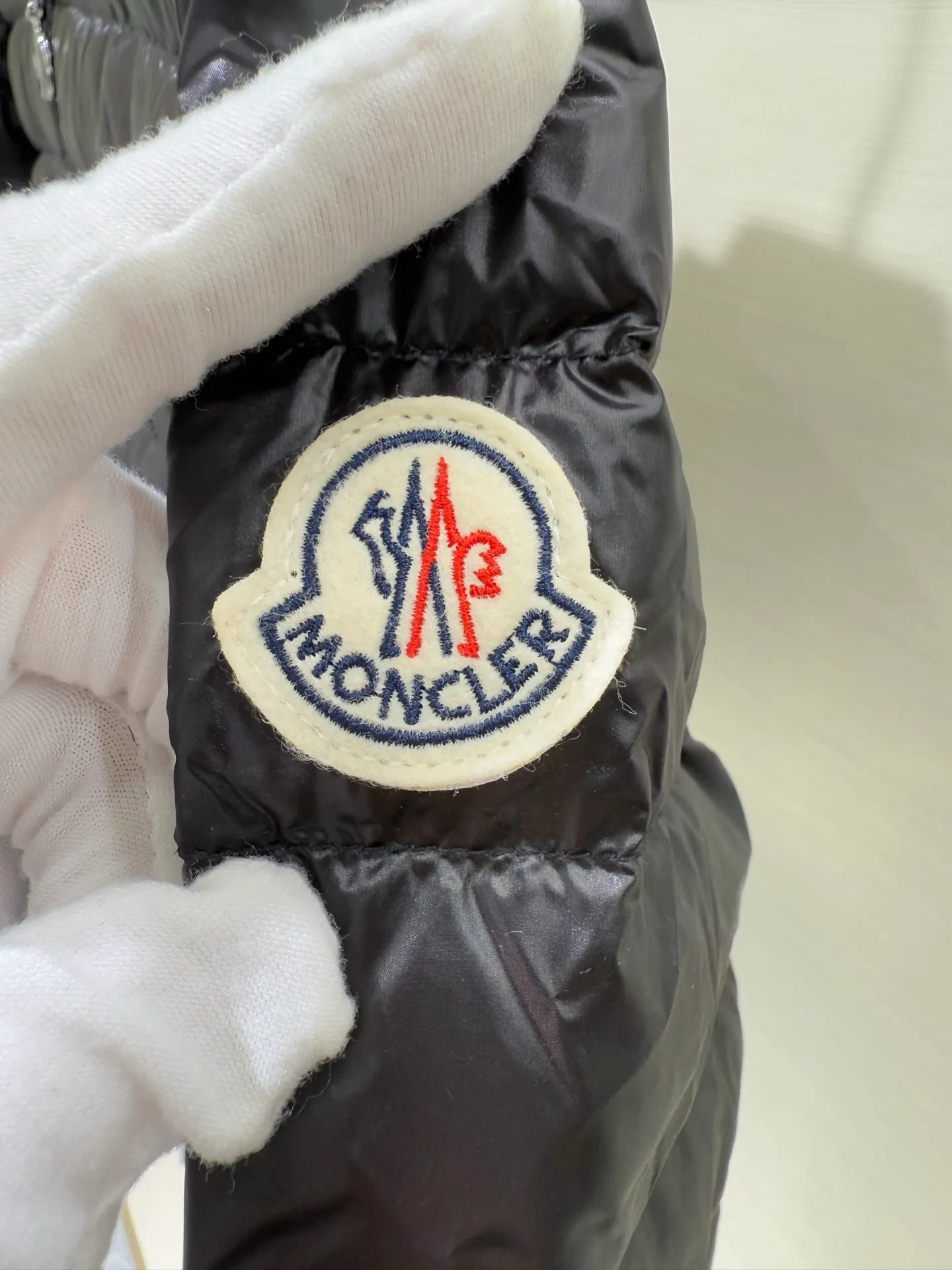 P1060 Moncler Igelle short down jacket for women. The Igelle down jacket is made of longve saison fabric and is suitable for mild weather. This nylon fabric is both warm and lightweight. Designed in a cropped silhouette, it has a slim fit and a nipped-in waist for a feminine silhouette. It is recommended to choose one size up.  Fabric: Made of longue saison fabric, Longue saison lining, filled with down (90 white goose down) Craftsmanship: zipper closure, zipper pockets, customized zigzag wool logo, customized clothing color matching hardware puller (supports NFC chip function Color: pink black off-white Size: 1 2 3 4 4442040