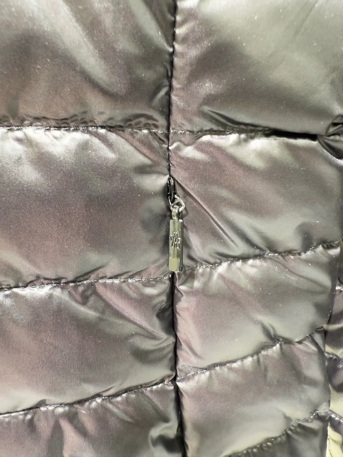 P1060 Moncler Igelle short down jacket for women. The Igelle down jacket is made of longve saison fabric and is suitable for mild weather. This nylon fabric is both warm and lightweight. Designed in a cropped silhouette, it has a slim fit and a nipped-in waist for a feminine silhouette. It is recommended to choose one size up.  Fabric: Made of longue saison fabric, Longue saison lining, filled with down (90 white goose down) Craftsmanship: zipper closure, zipper pockets, customized zigzag wool logo, customized clothing color matching hardware puller (supports NFC chip function Color: pink black off-white Size: 1 2 3 4 4442040