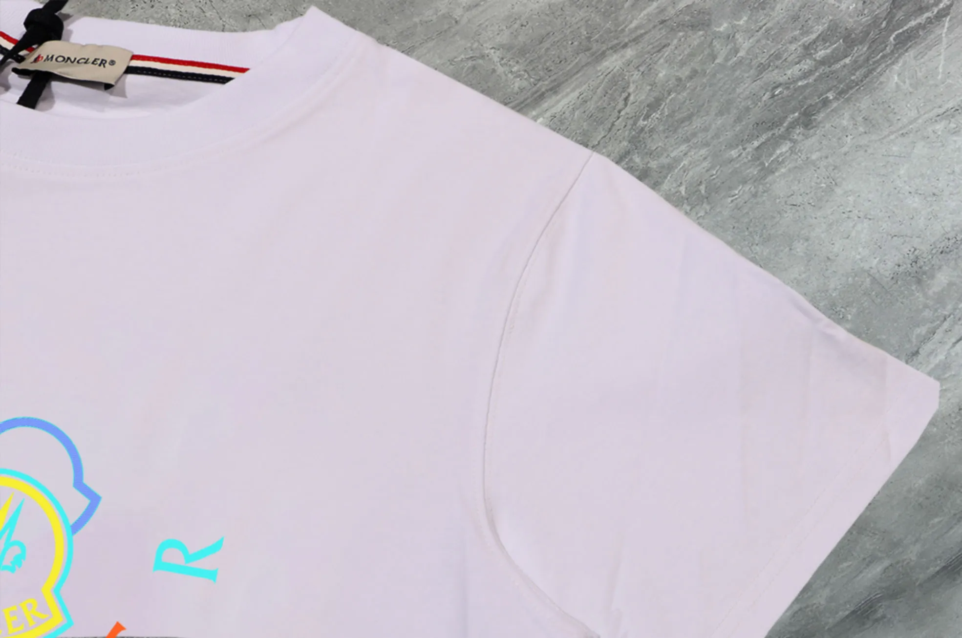 P140 💰Upgraded version "Mobile phone smart sensor ~ NFC chip armband ~ direct access to the official website for anti-counterfeiting" "Moncler ~ Mouth Mouth" 2025 new high-quality round neck short-sleeved T-shirt. The cuffs have imported embroidered labels. Customized dyeing, very comfortable to touch. Super versatile and good-looking short-sleeved. Complete with three labels. Non-market ordinary version. Feel free to compare. Quality is absolutely guaranteed! ‼ First of all, this original fabric is all custom-woven with 32-count double yarn fabric, 250G, and the weight is the same‼ Fine workmanship, double waistcoat method, double waistcoat method, double waistcoat method makes the whole dress more three-dimensional, which is not a craft that ordinary T-shirts can achieve🤪 Size: S-M-L-XL-2XL Color: black, white, apricot, same style for men and women