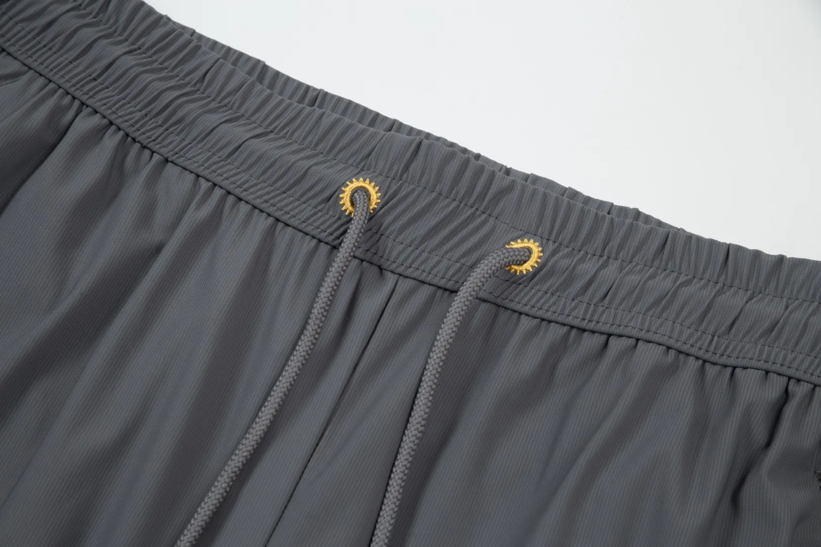 P230 Moncler spring and summer new model, two-color high-quality thin sports and leisure ice silk pants. Smooth, comfortable, anti-wrinkle and traceless pants. 🗯Soft texture, slightly elastic to the touch, cool ice silk pants. Waist elastic band, fashionable version design. 🗯 Neat and neat wiring, suitable for both sports and leisure! It can be easily controlled by all body types. Two classic colors are available. 🗯New summer product. Versatile and easy to match. The upper body is very simple, handsome and stylish. It can be easily controlled by men and women. Color: Black Gray Size: S-XL