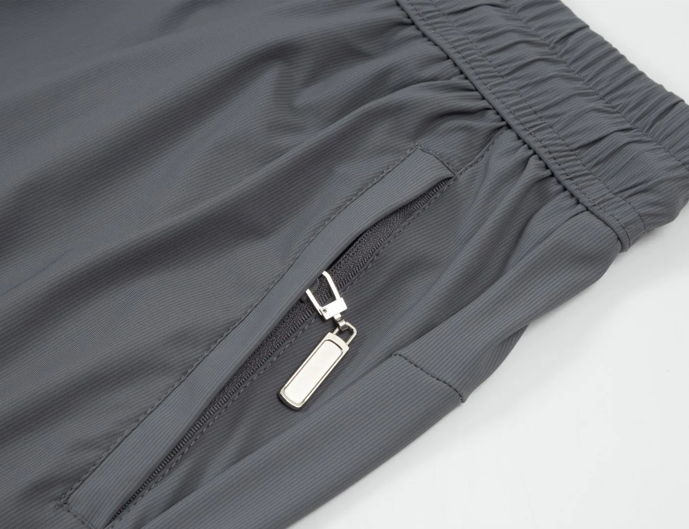 P230 Moncler spring and summer new model, two-color high-quality thin sports and leisure ice silk pants. Smooth, comfortable, anti-wrinkle and traceless pants. 🗯Soft texture, slightly elastic to the touch, cool ice silk pants. Waist elastic band, fashionable version design. 🗯 Neat and neat wiring, suitable for both sports and leisure! It can be easily controlled by all body types. Two classic colors are available. 🗯New summer product. Versatile and easy to match. The upper body is very simple, handsome and stylish. It can be easily controlled by men and women. Color: Black Gray Size: S-XL