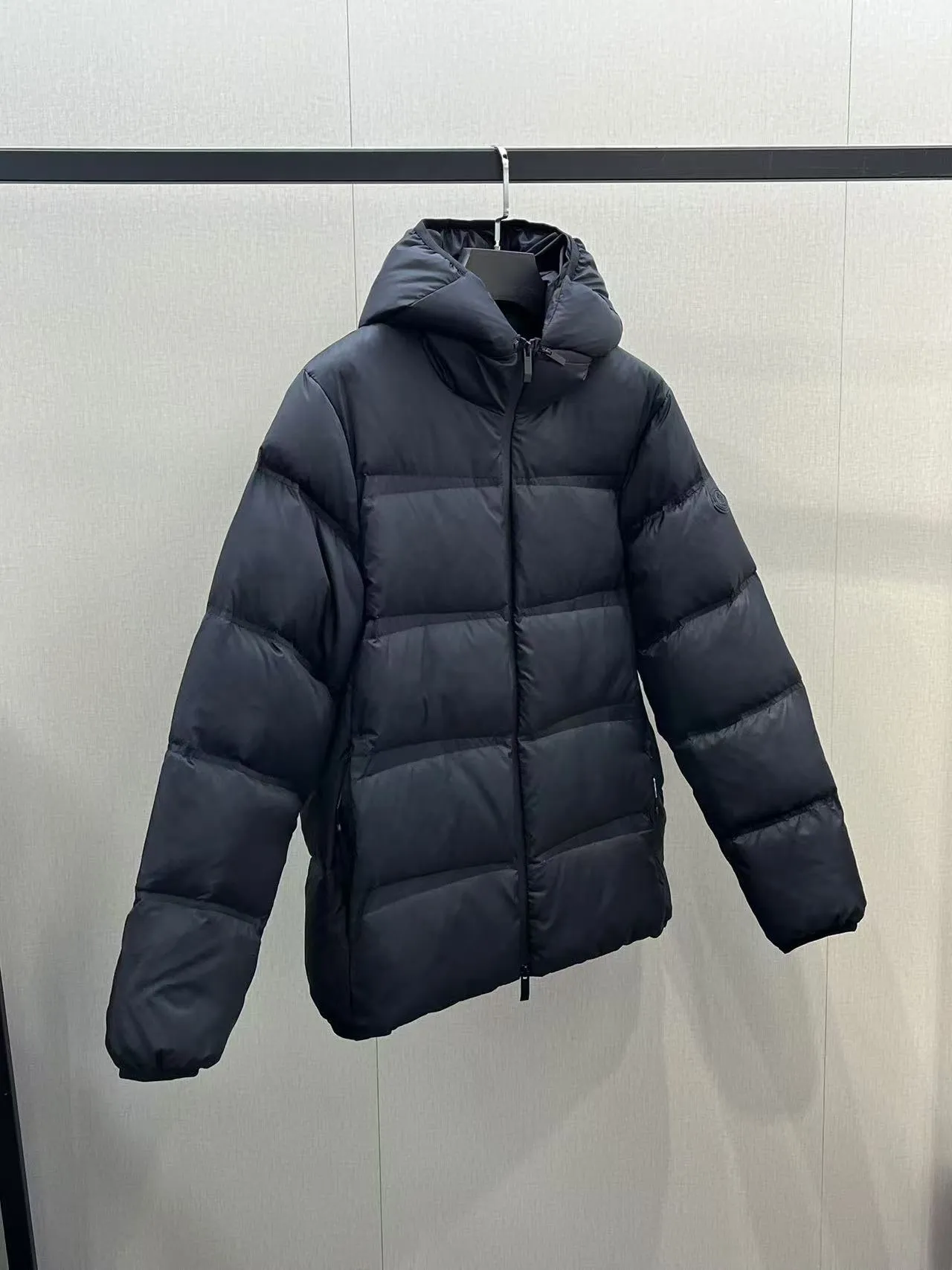 P860 🆕❤️2️⃣0️⃣2️⃣4️⃣🆕Special grade down⬆️Moncler Masac men's short down jacket. A must-have item for fabric control. 2024 new technical fabric. Extremely lightweight. Ultra-light and ultra-white gooseneck filling. Cleanliness ceiling. 850+ fill power. ⚠️Special grade product with complete barcode numbers and consistent with the official website. The tag has built-in NFC electronic sensor anti-counterfeiting. It supports multiple anti-counterfeiting verifications. It comes standard with a full set of gift box packaging at the counter. Masac men's short down jacket is made of protective materials and decorated with geometric quilting, which is lightweight and warm.  The Masac men's down jacket combines cutting-edge fabrics with innovative details. Short design made from lightweight, fine-grained tear-resistant functional fabric for durability and practicality. Lightweight and warm, it's finished with gusseted quilting. Comes with removable hood. Details •Made from ripstop fabric •Fine soft ripstop lining •Down filled •Removable hood •Two-way zipper closure •Zip pockets •Elasticized cuffs and hem Size: 1-5 Black/Blue Couple's