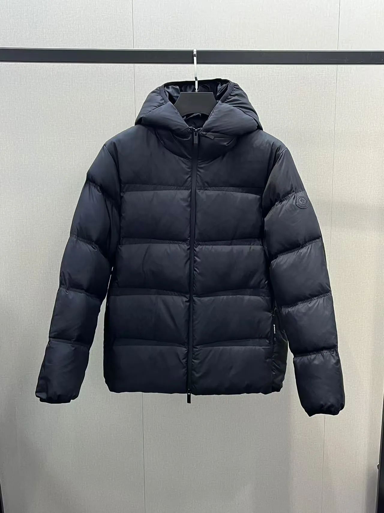 P860 🆕❤️2️⃣0️⃣2️⃣4️⃣🆕Special grade down⬆️Moncler Masac men's short down jacket. A must-have item for fabric control. 2024 new technical fabric. Extremely lightweight. Ultra-light and ultra-white gooseneck filling. Cleanliness ceiling. 850+ fill power. ⚠️Special grade product with complete barcode numbers and consistent with the official website. The tag has built-in NFC electronic sensor anti-counterfeiting. It supports multiple anti-counterfeiting verifications. It comes standard with a full set of gift box packaging at the counter. Masac men's short down jacket is made of protective materials and decorated with geometric quilting, which is lightweight and warm.  The Masac men's down jacket combines cutting-edge fabrics with innovative details. Short design made from lightweight, fine-grained tear-resistant functional fabric for durability and practicality. Lightweight and warm, it's finished with gusseted quilting. Comes with removable hood. Details •Made from ripstop fabric •Fine soft ripstop lining •Down filled •Removable hood •Two-way zipper closure •Zip pockets •Elasticized cuffs and hem Size: 1-5 Black/Blue Couple's